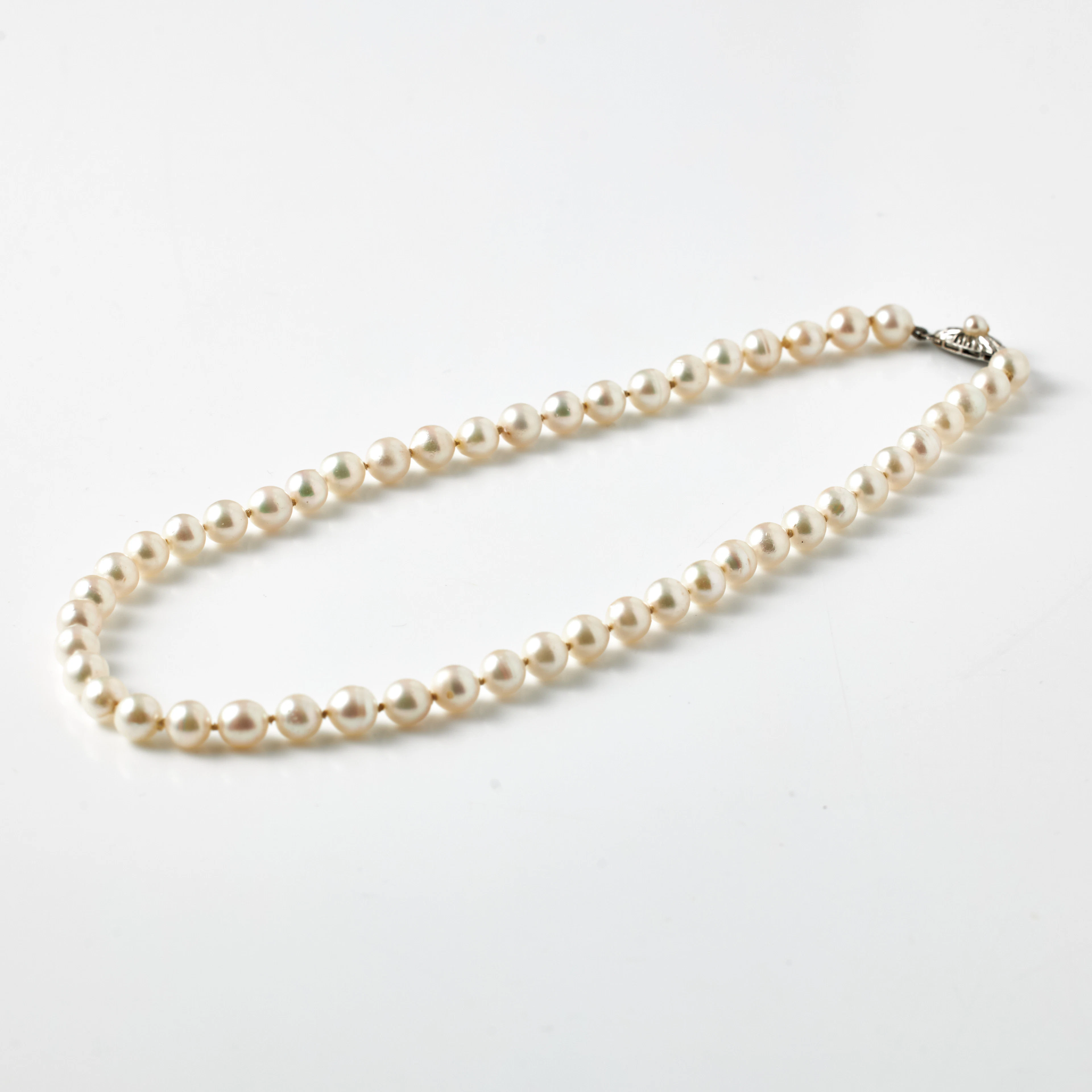 COLLIER, odlade barocka sötvattenspärlor ca 6,9-7,2 mm, lås, silver.