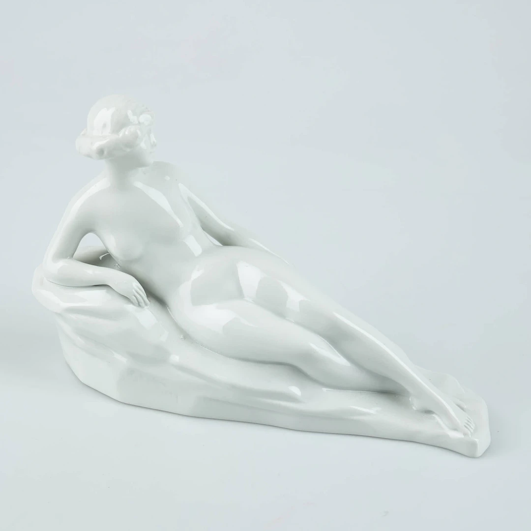 FIGURIN, liggande dam, porslin, Gustaf (Gunnar) Nyholm, signerad samt