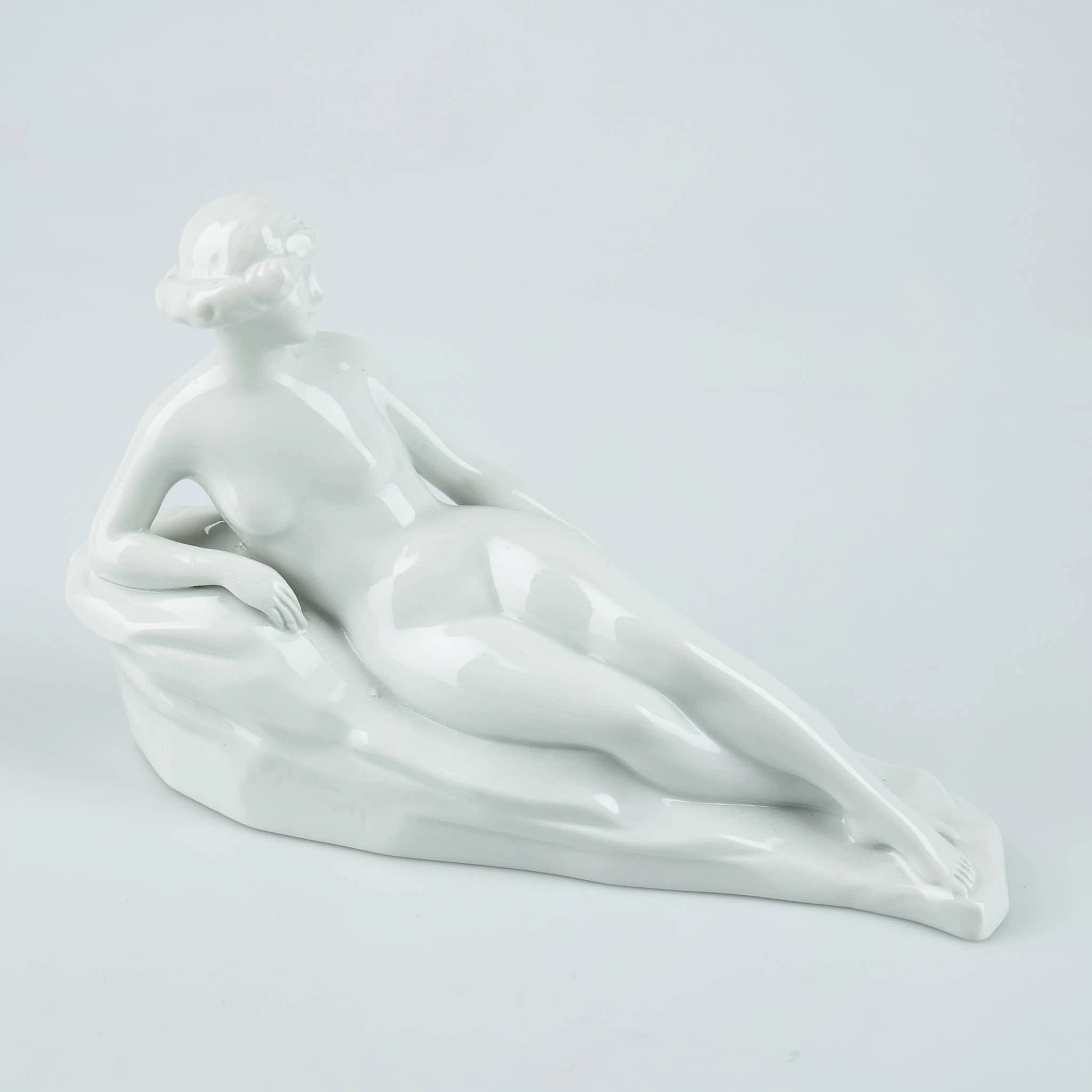 FIGURIN, liggande dam, porslin, Gustaf (Gunnar) Nyholm, signerad samt