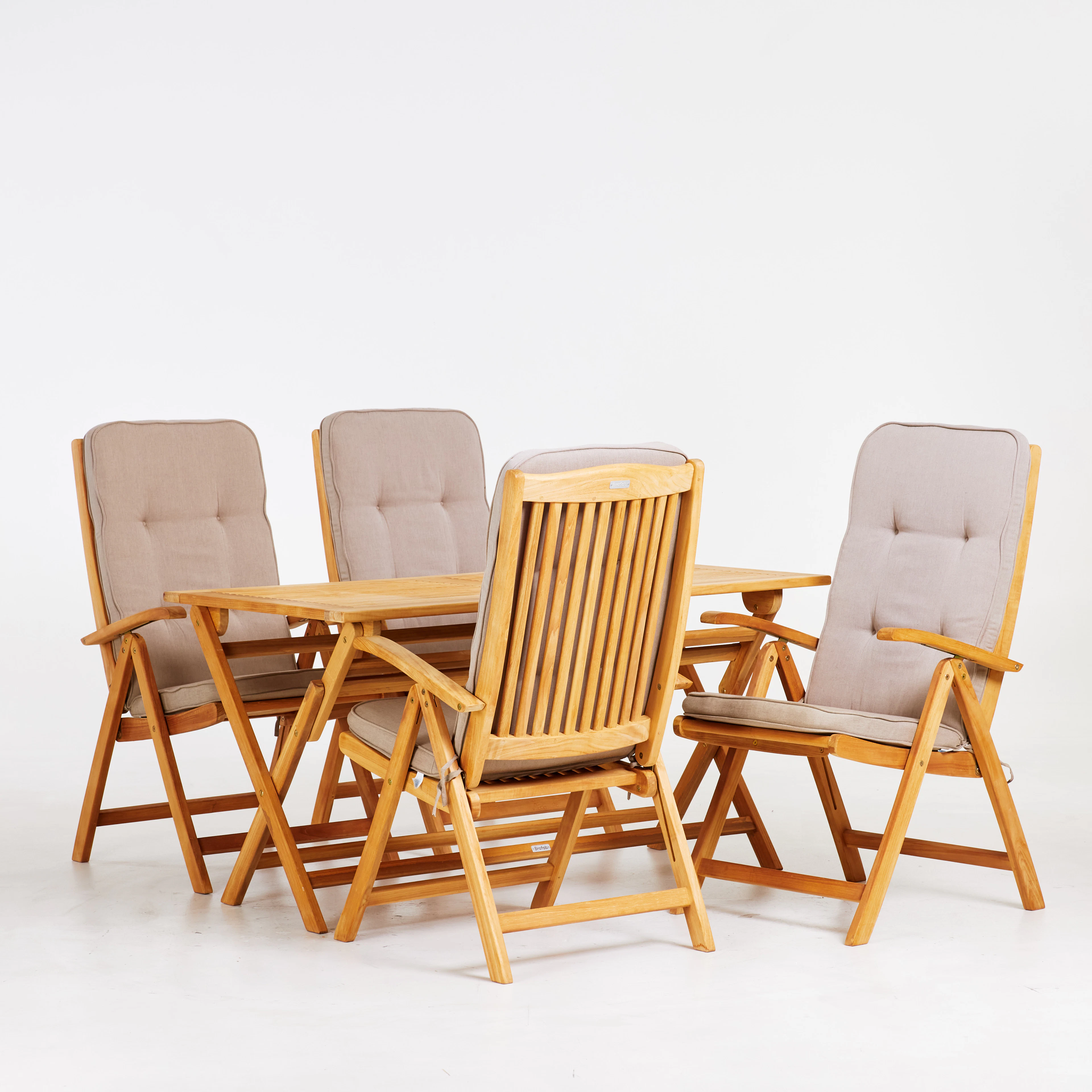 TRÄDGÅRDSMÖBLER. 5 delar, bord och fällstolar, teak, för Brafab, samtida