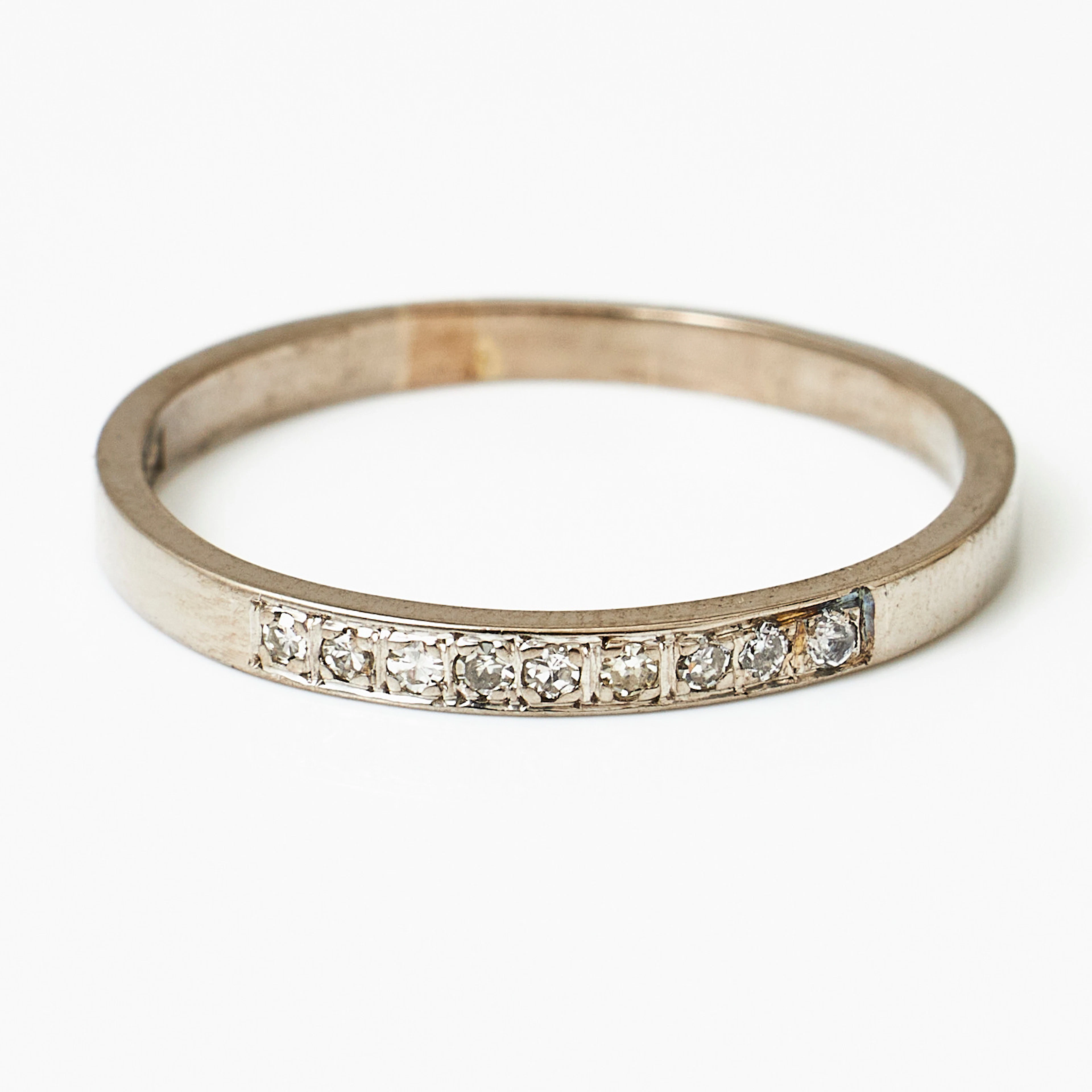 HALVALLIANSRING, 18 k vitguld, 9 små åttkantslipade diamanter, otydlig