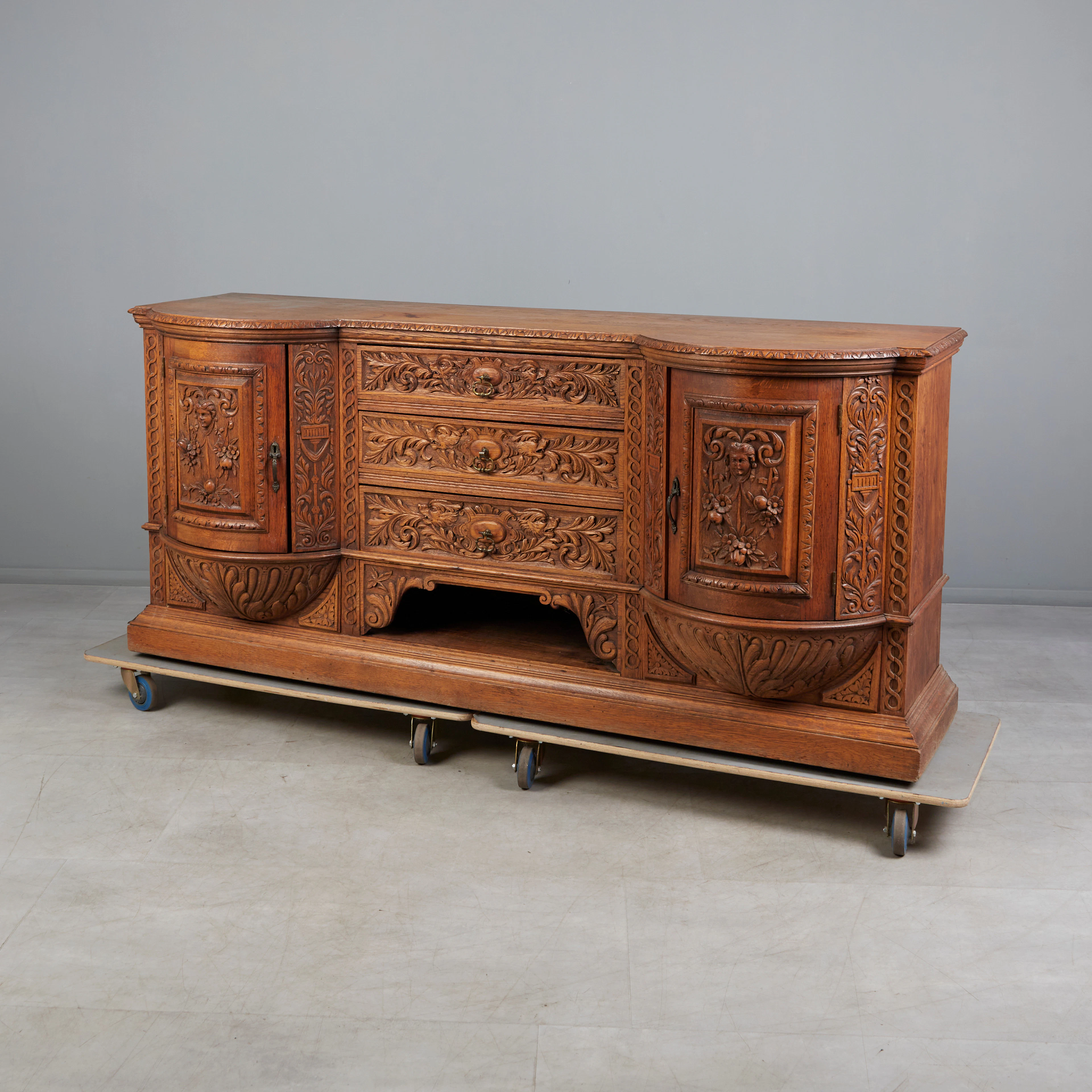 HISTORISMUS Kommode / Sideboard, Eiche, 19. Jahrhundert.