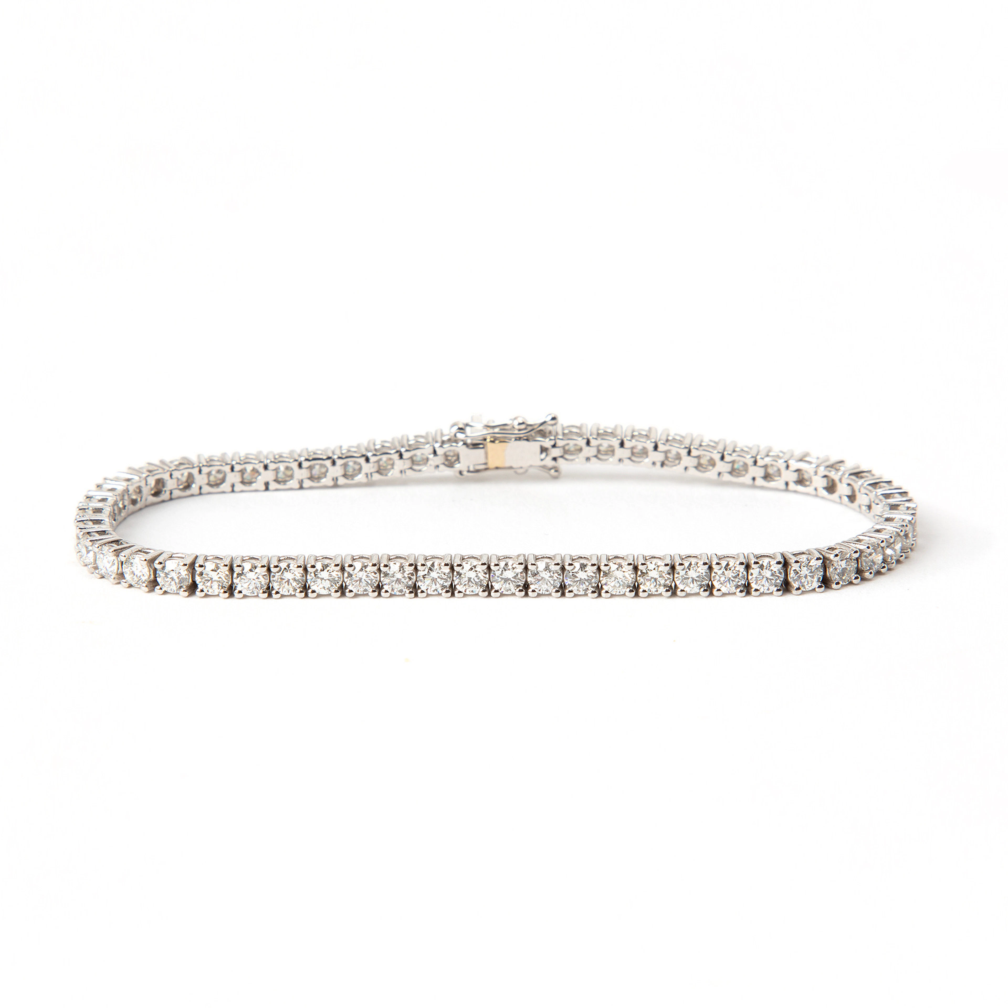 ARMBAND, 18K vitguld med briljantslipade diamanter, totalt 4.30 ct.