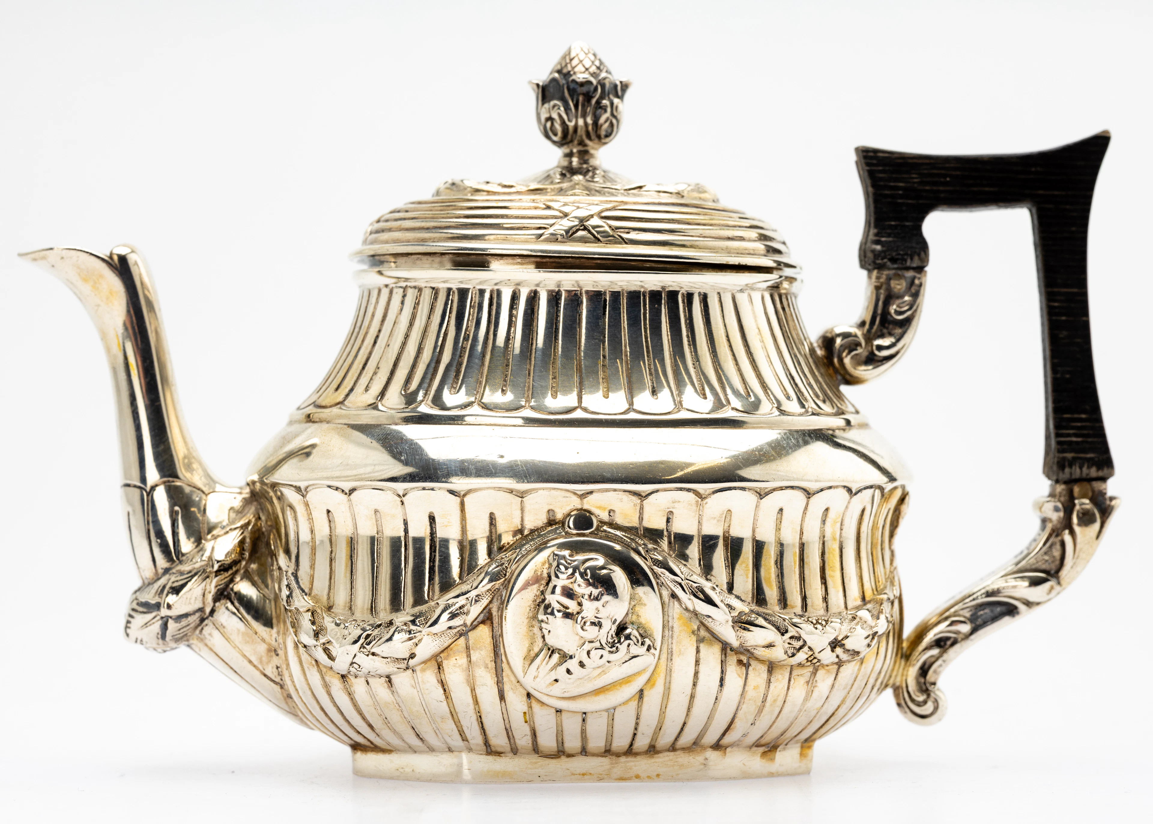 GEORG ROTH & CO. Teekanne im Stil des Louis XVI, Hanau 1891 -1919.