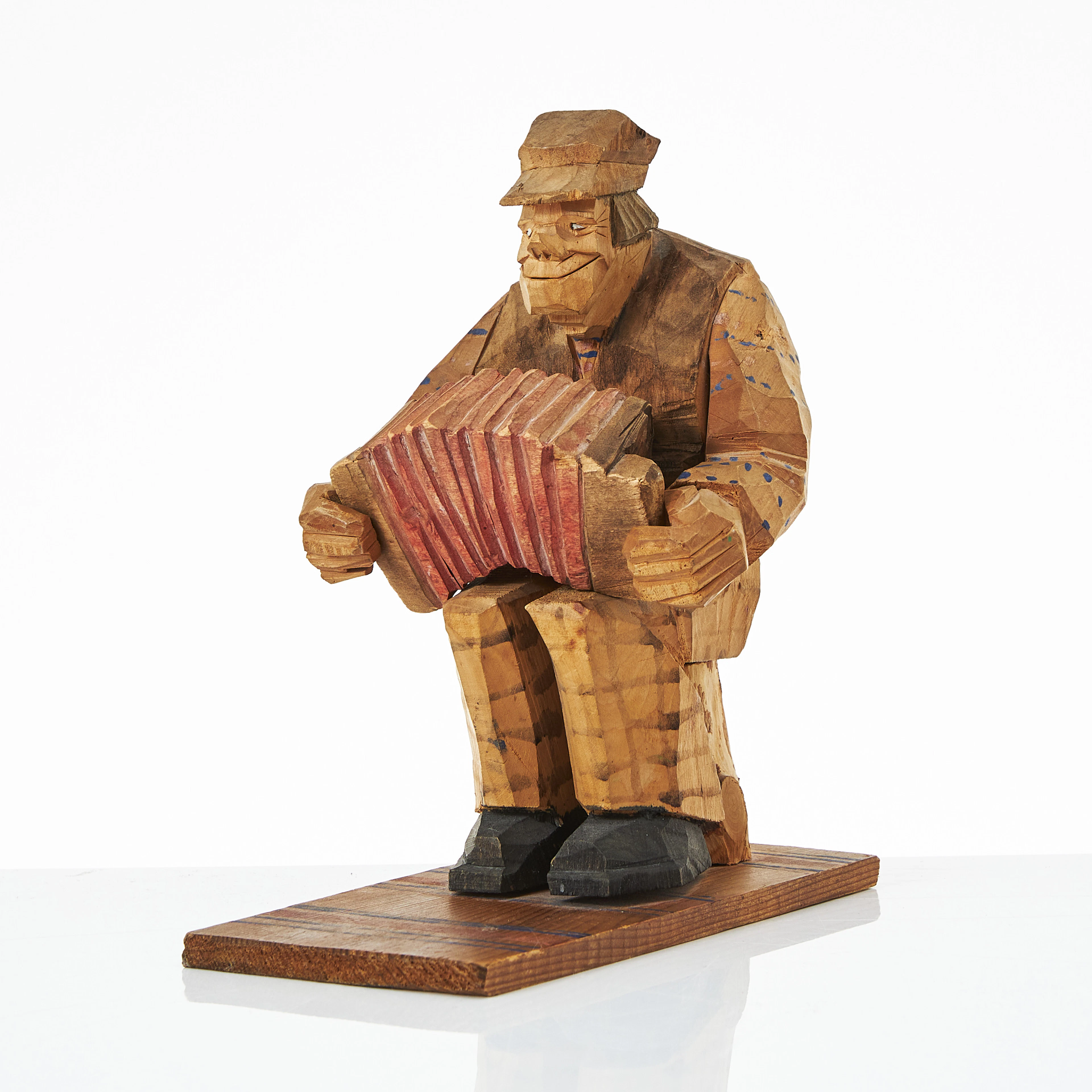 AXEL BERNHARDSSON. Skulptur, i form av dragspelare, snidat trä, signerad