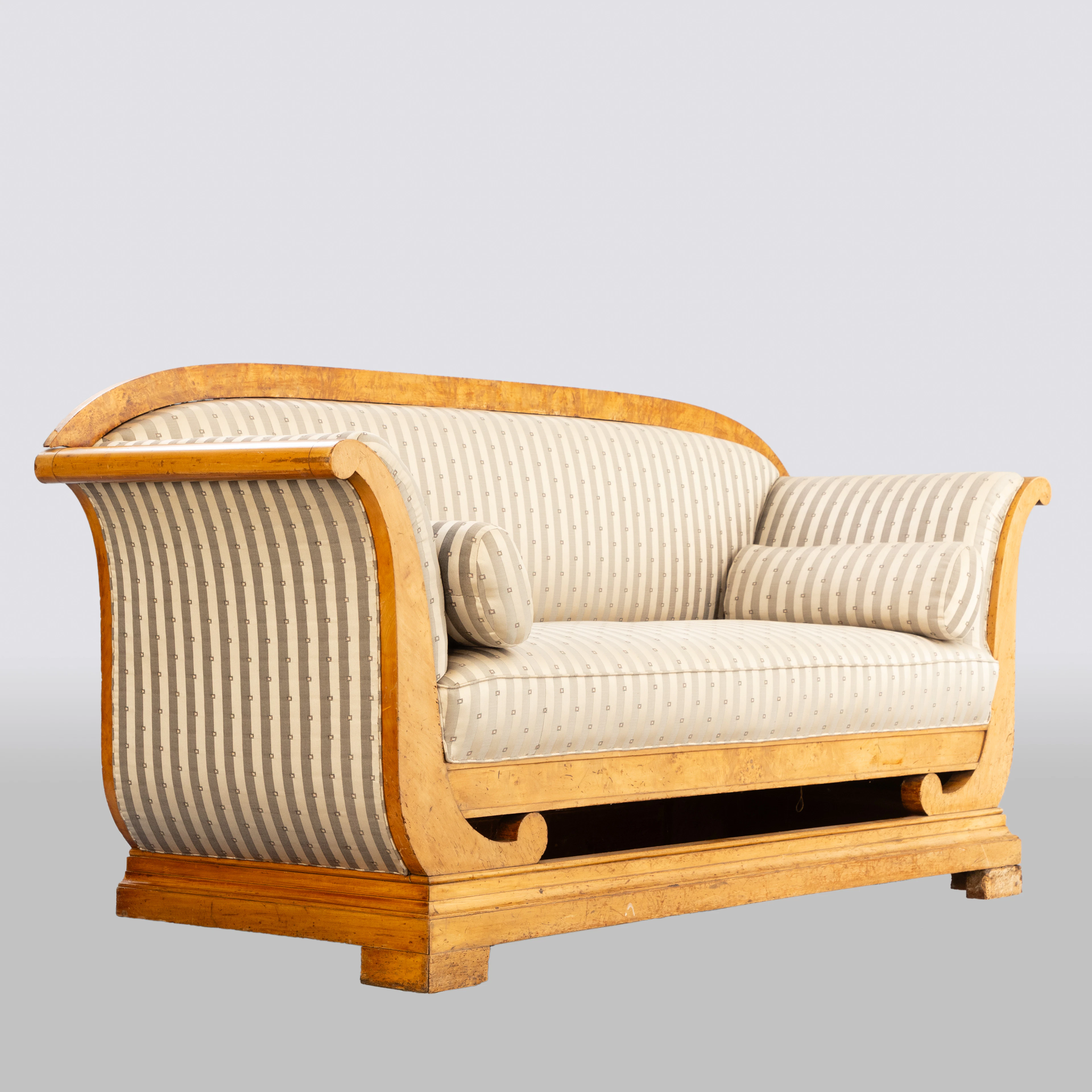 Biedermeier-Sofa mit Birkenfurnier, Norddeutschland, um 1820/30.
