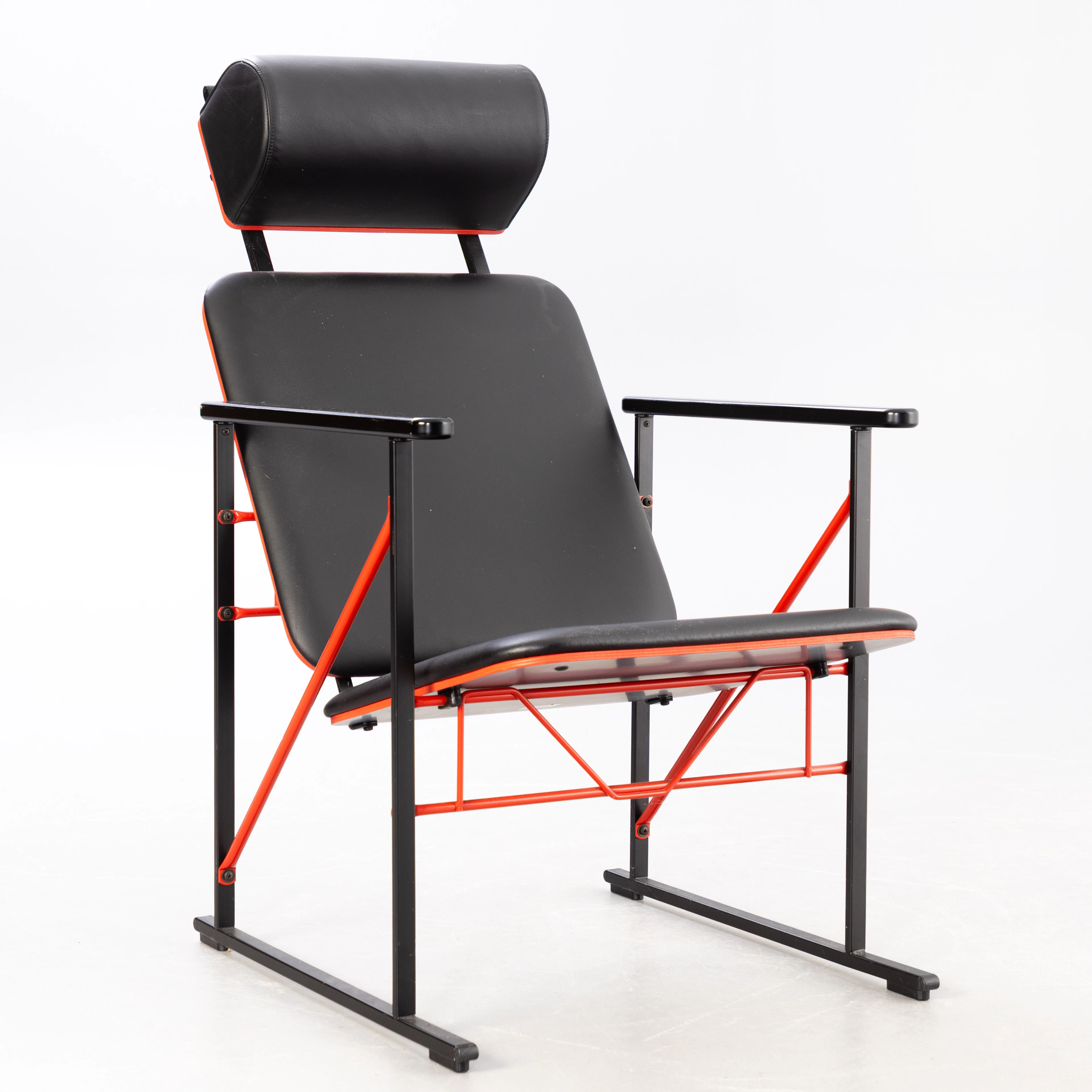 YRJÖ KUKKAPURO. Lounge Chair A500 für Avarte Finland.
