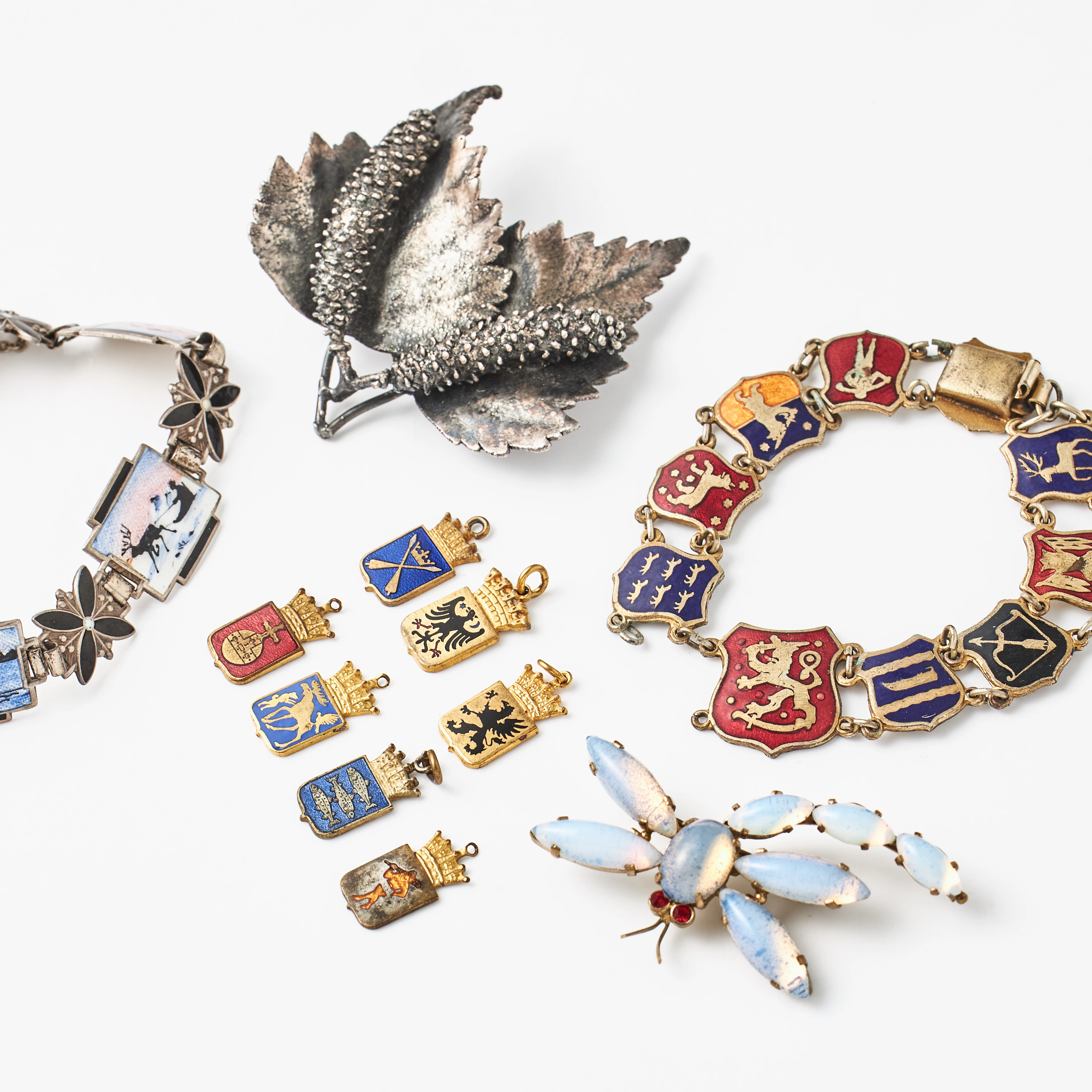 ARMBAND, 2 st., BROSCHER, 2 st., HÄNGEN, 7 st., Sveriges olika landskapssymboler