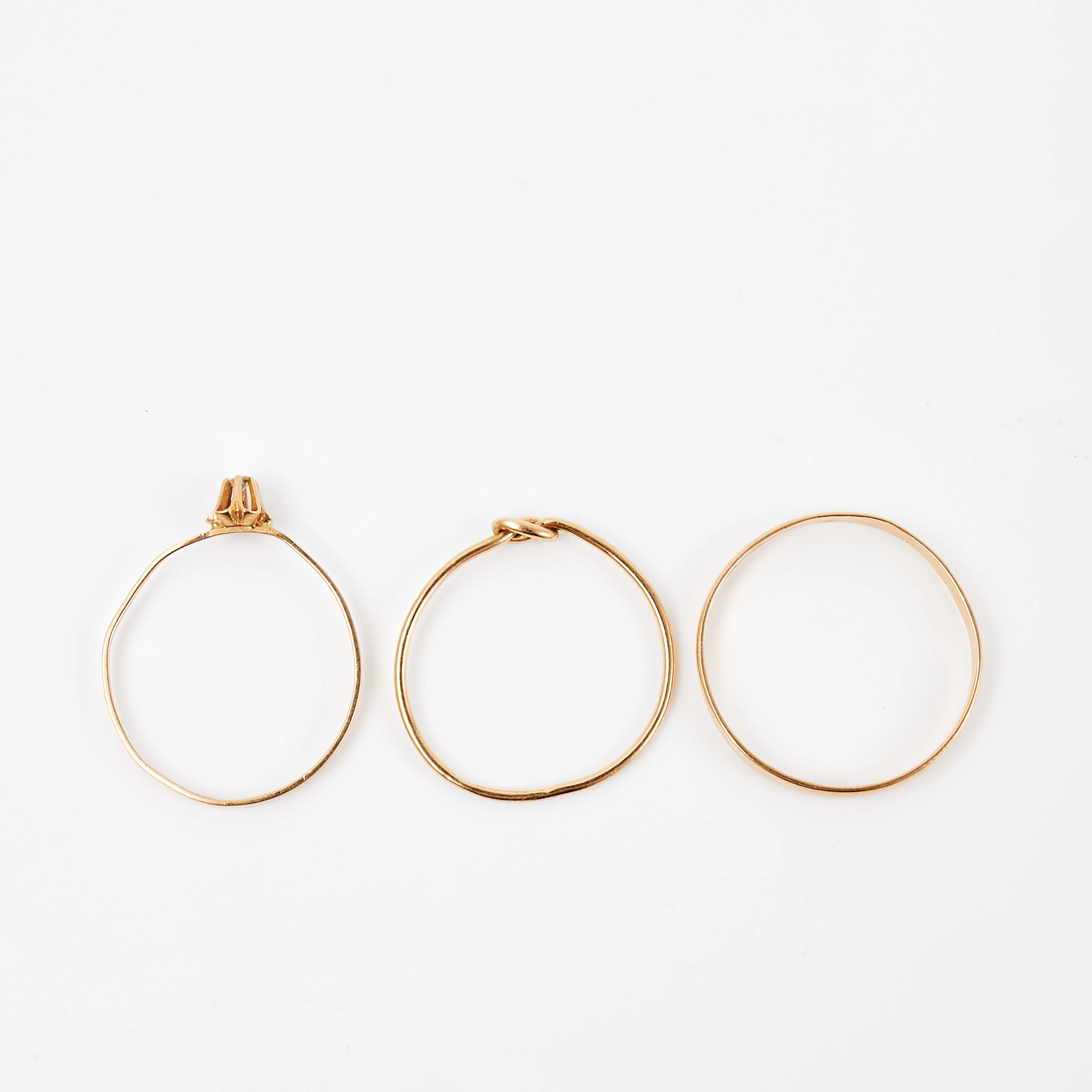 RINGAR, 3 st, 18 k guld, 1 åttkantslipad diamant, ca 0,015 ct, två