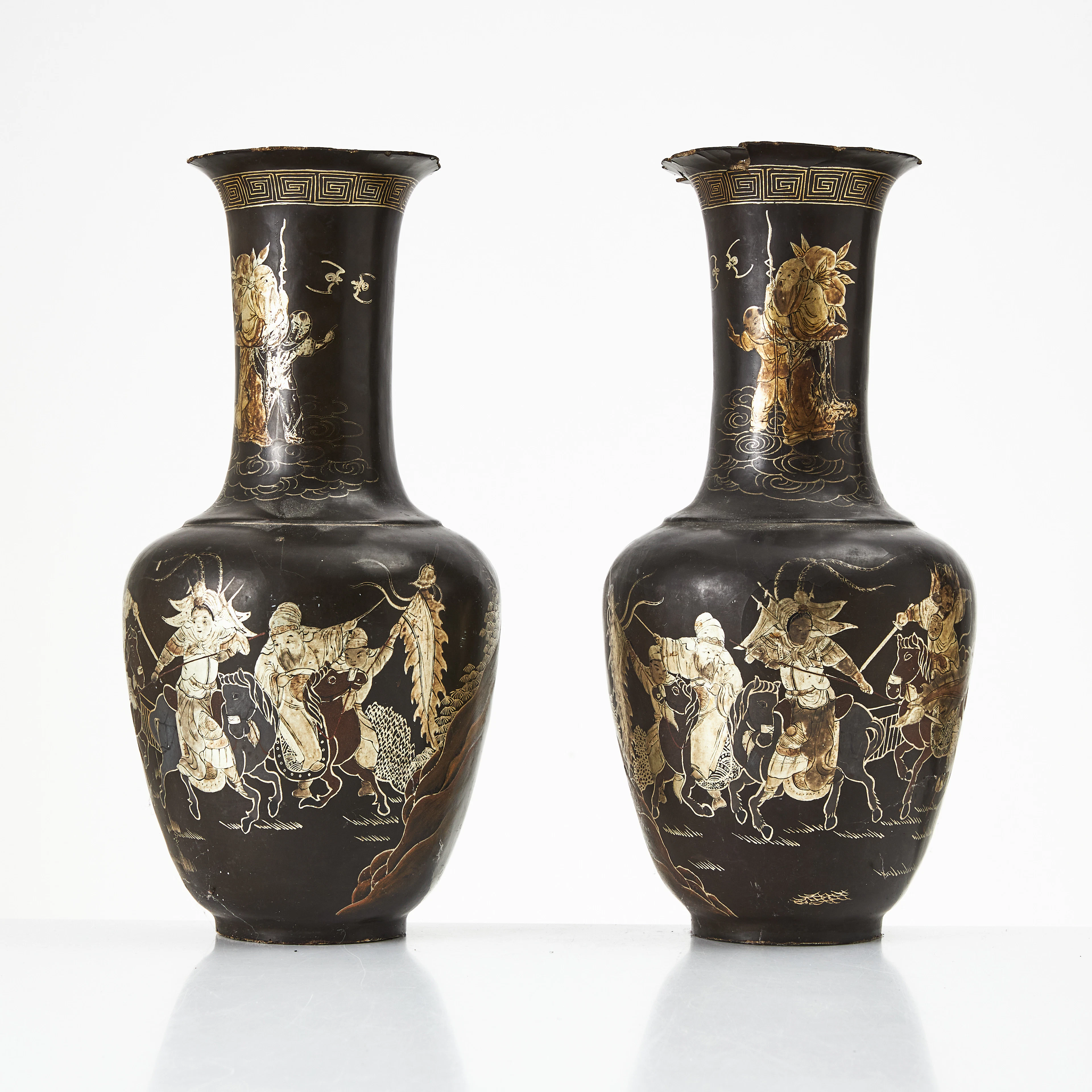 VASER, ett par, Japan, papier maché, dekor av figurscener, 1900-tal.