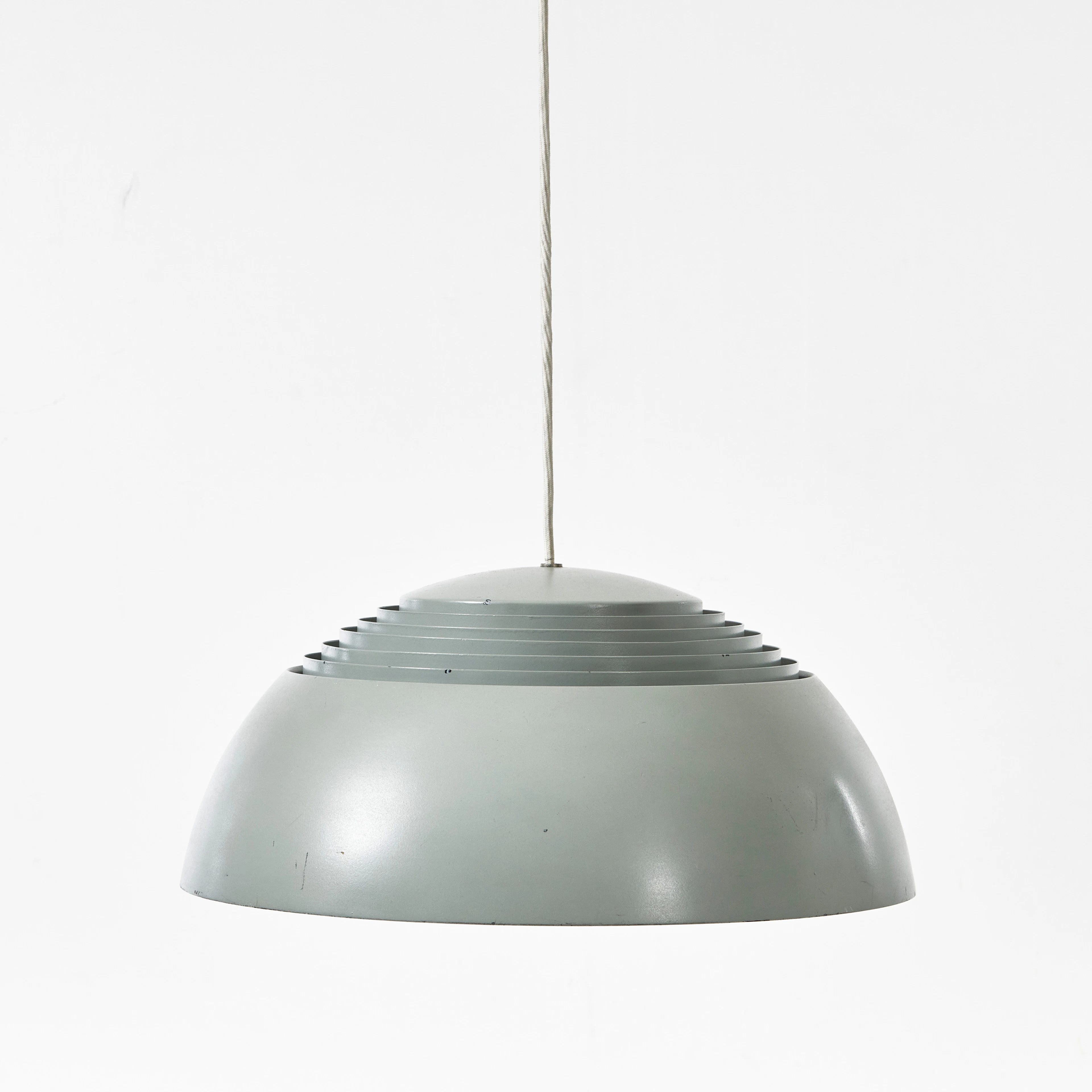 ARNE JACOBSEN (1902–1971). ”AJ Royal” taklampa, Louis Poulsen, Danmark.