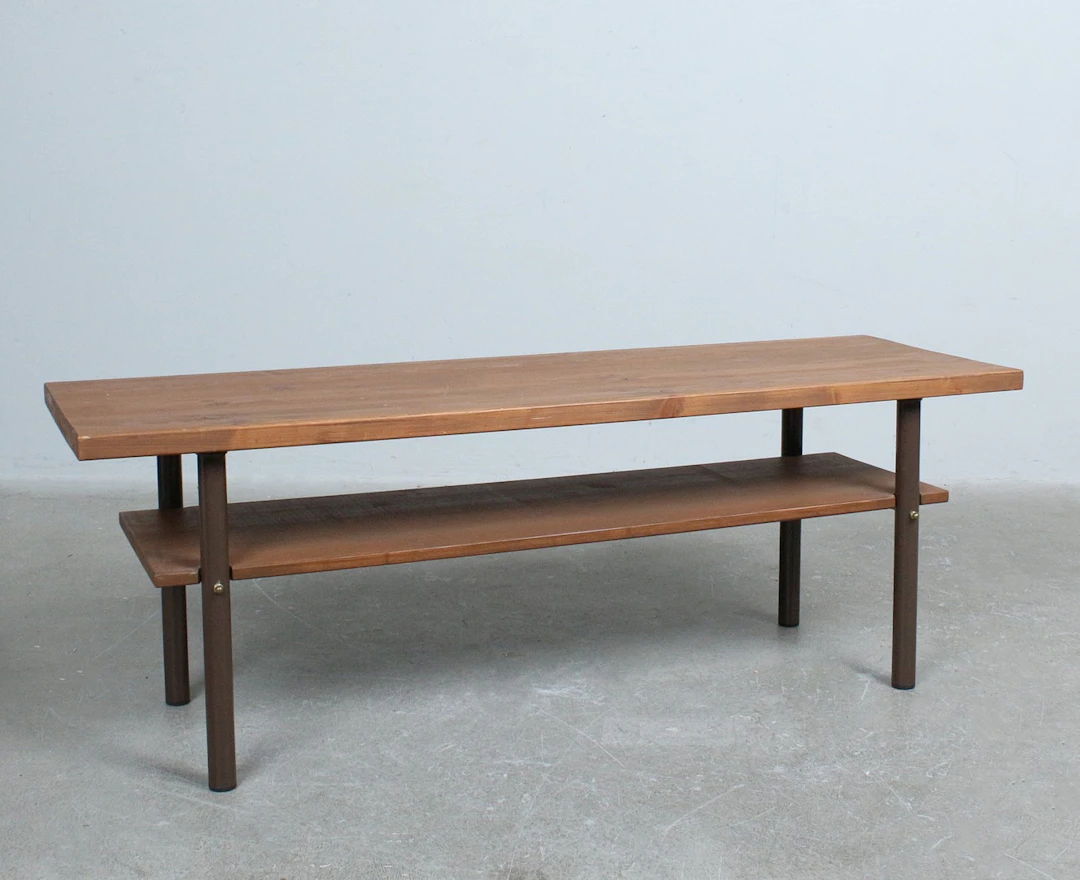 Kleiner Couchtisch mit zwei Ebenen aus Holz.