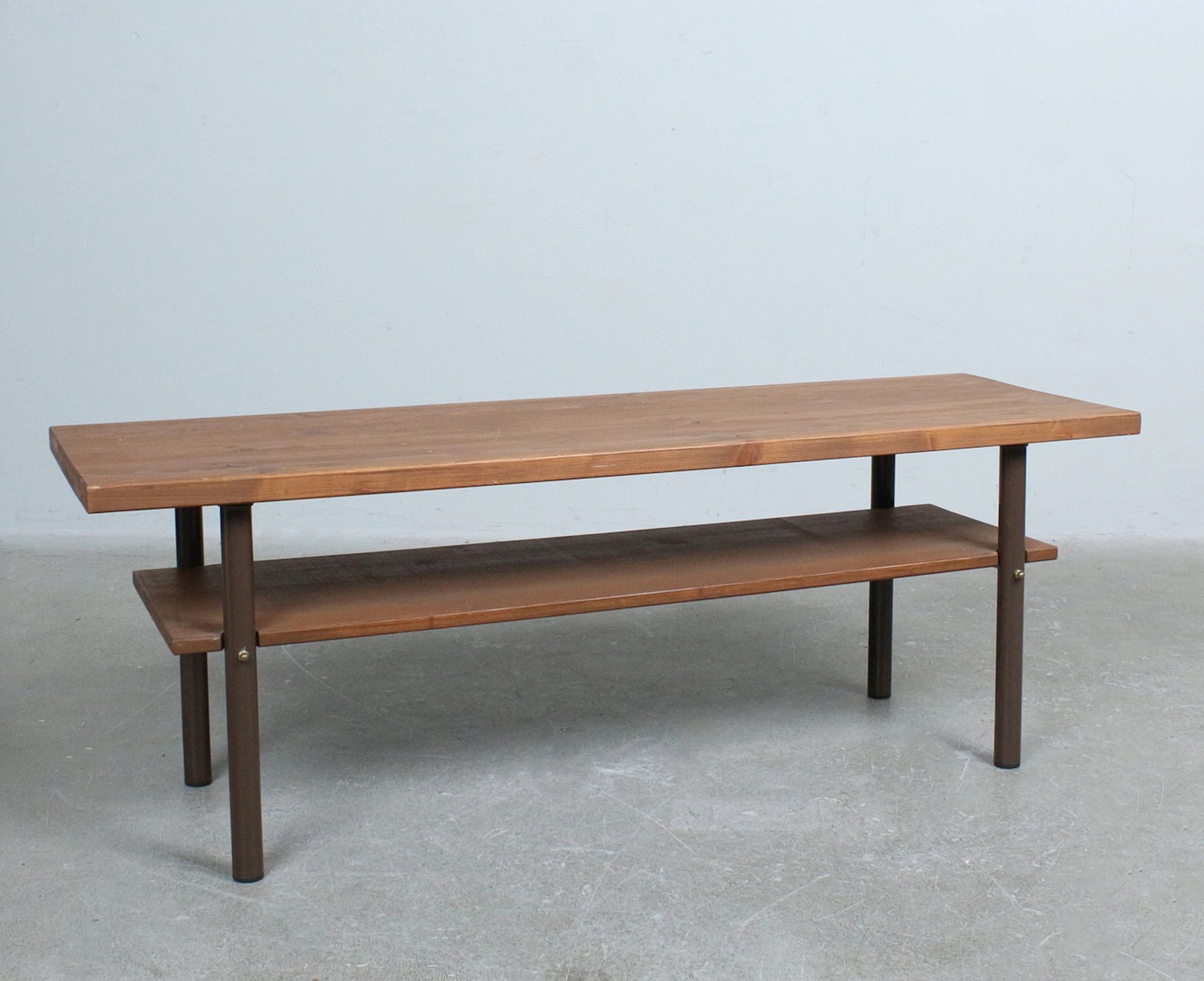 Kleiner Couchtisch mit zwei Ebenen aus Holz.