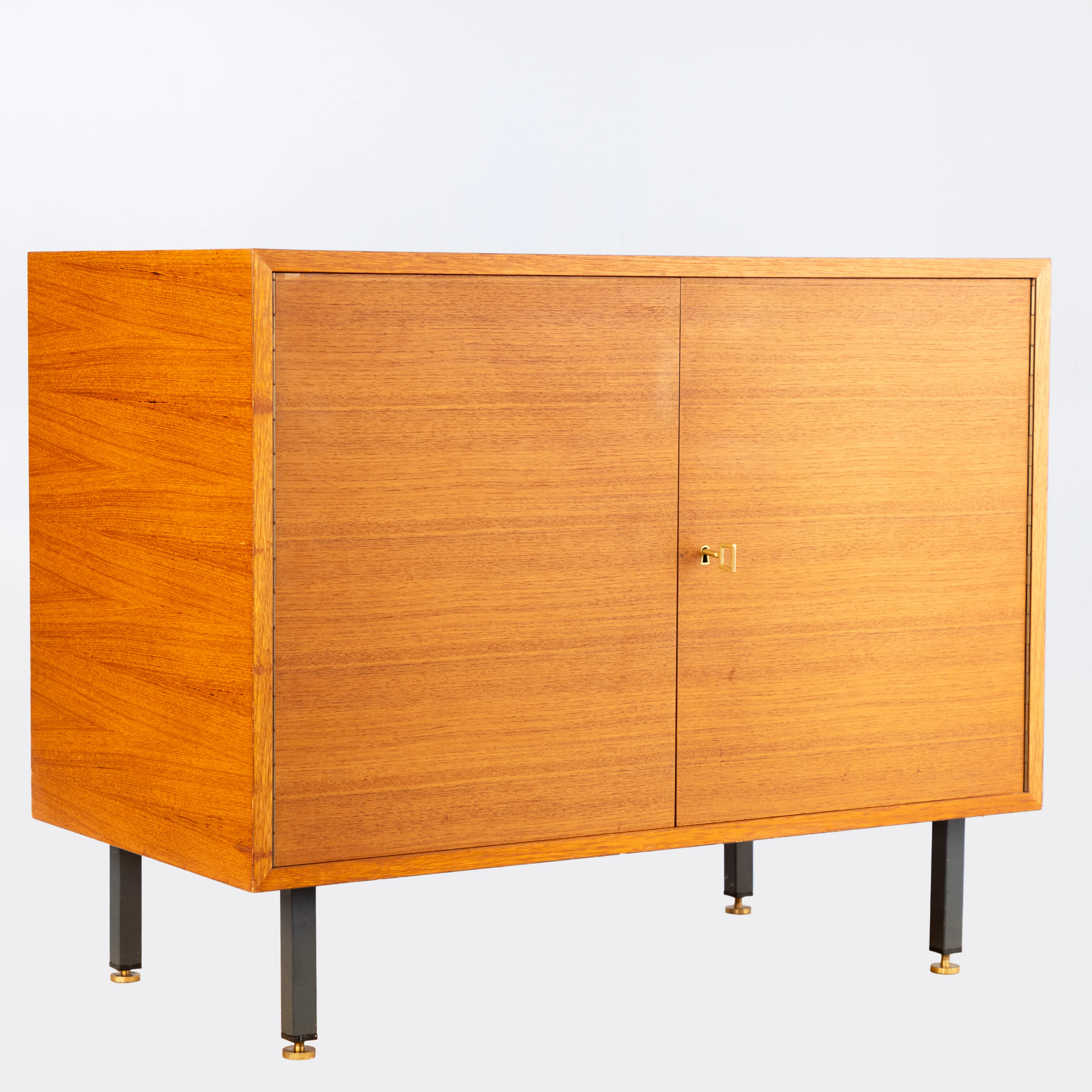 2-türiger Schrank in Teak auf Metallbeinen, Deutschland, 1960er Jahre.