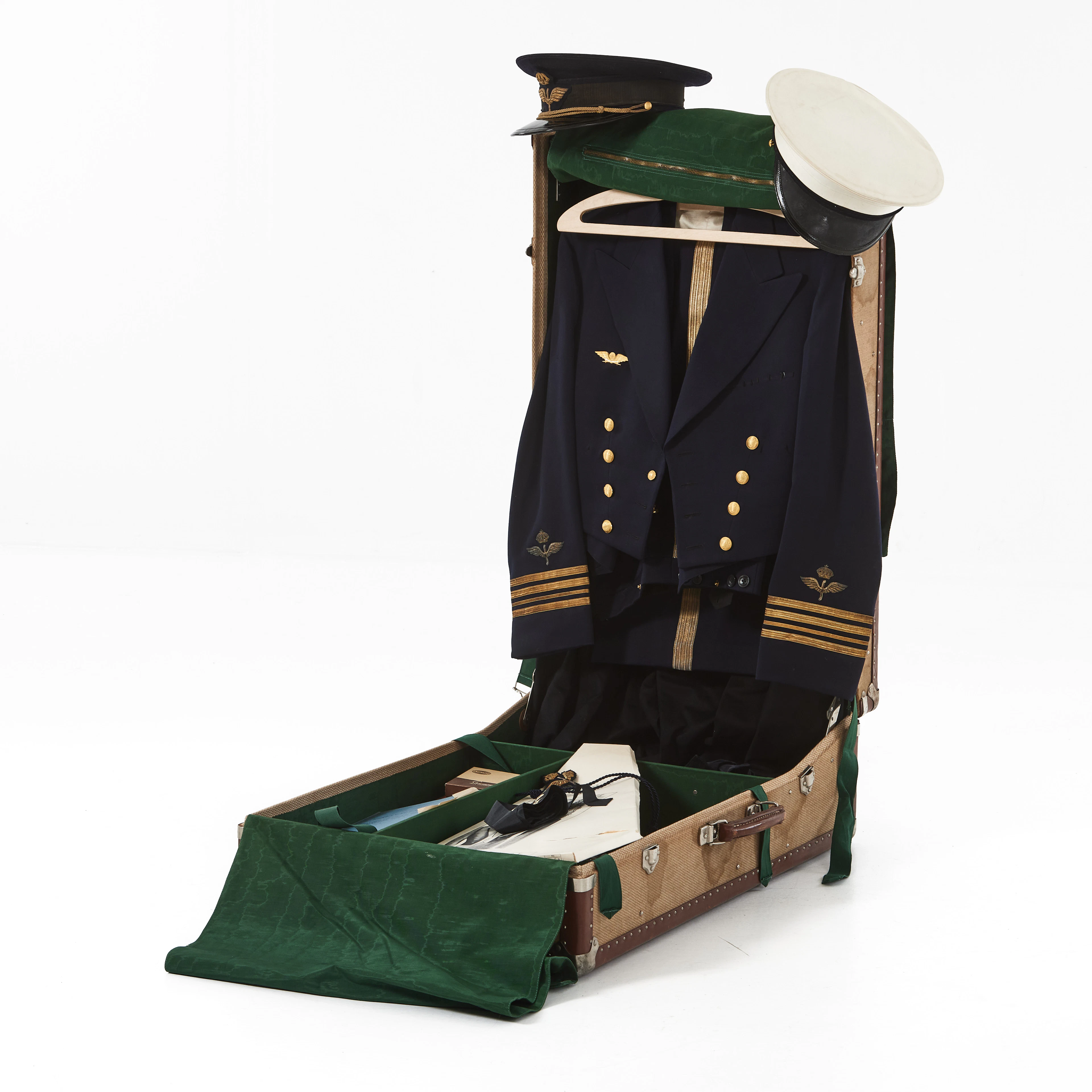 UNIFORM, för major vid svenska flygvapnet, i koffert, 1900-talets första hälft.