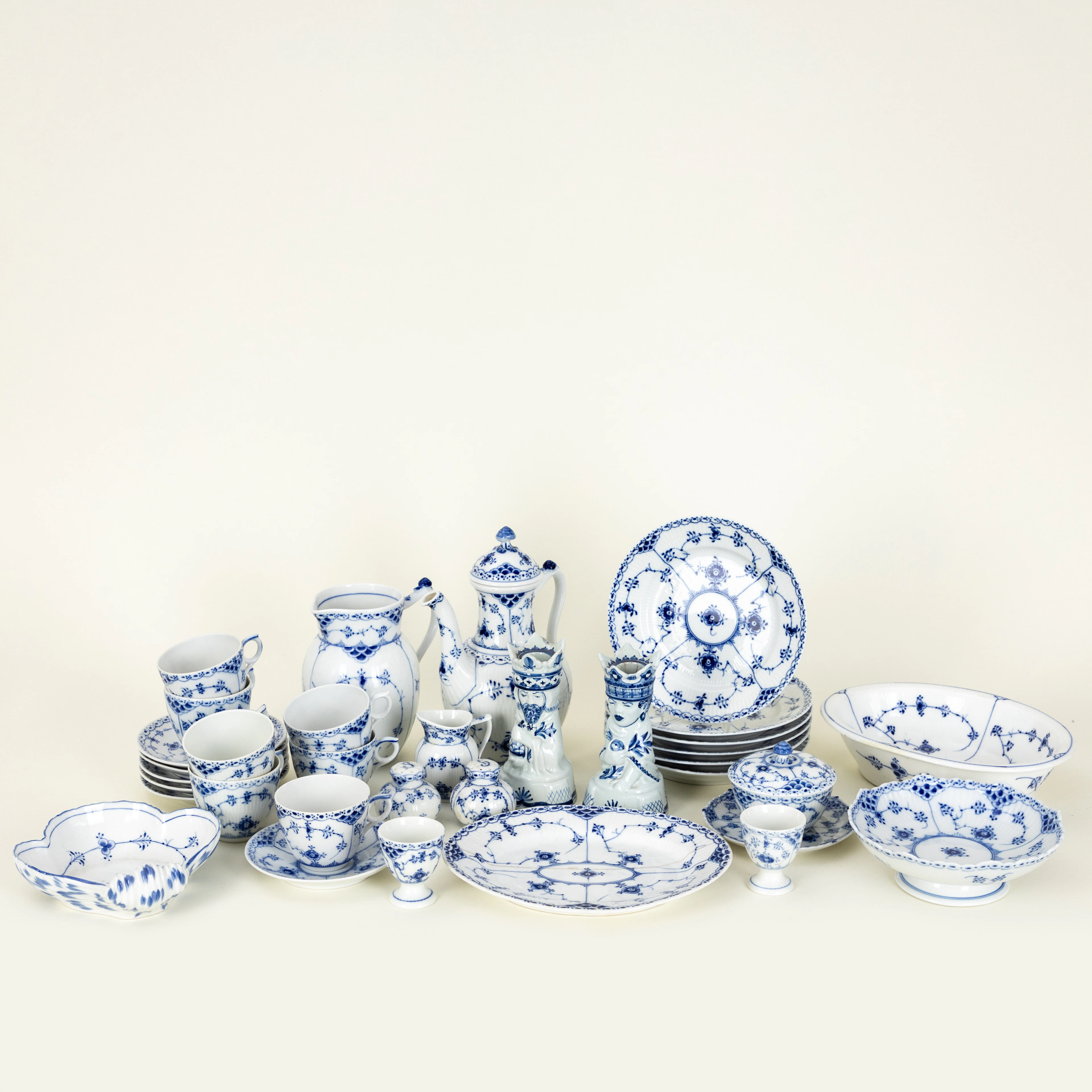 ROYAL COPENHAGEN U.A. Sammlung Geschirr Musselmalet Halbspitze und
