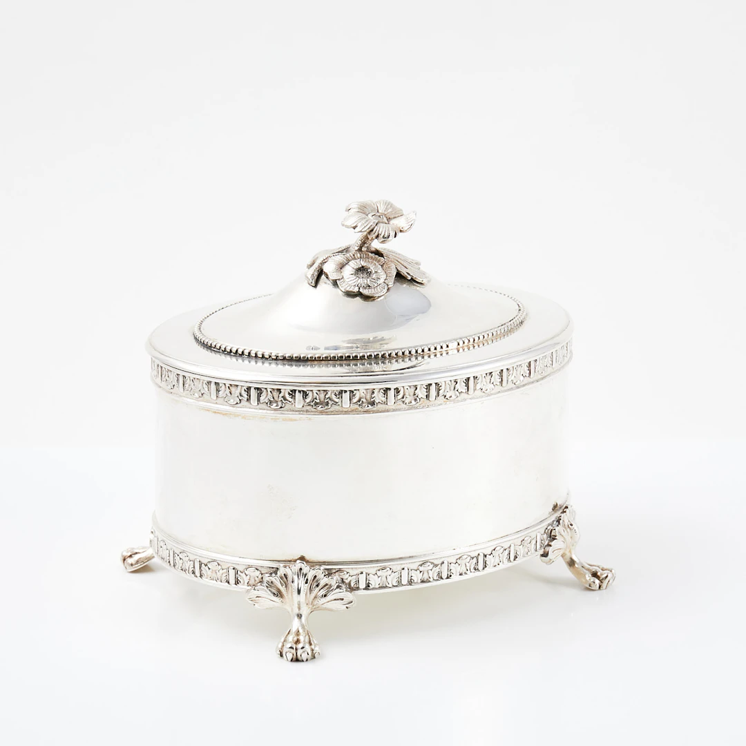SOCKERSKÅL MED LOCK. Silver, HJB, 1914, tassfötter, bård relief voluter