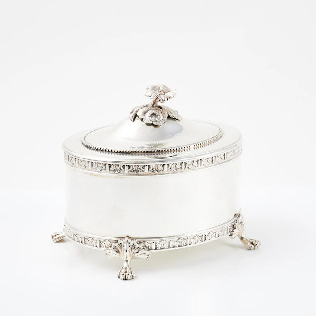 SOCKERSKÅL MED LOCK. Silver, HJB, 1914, tassfötter, bård relief voluter