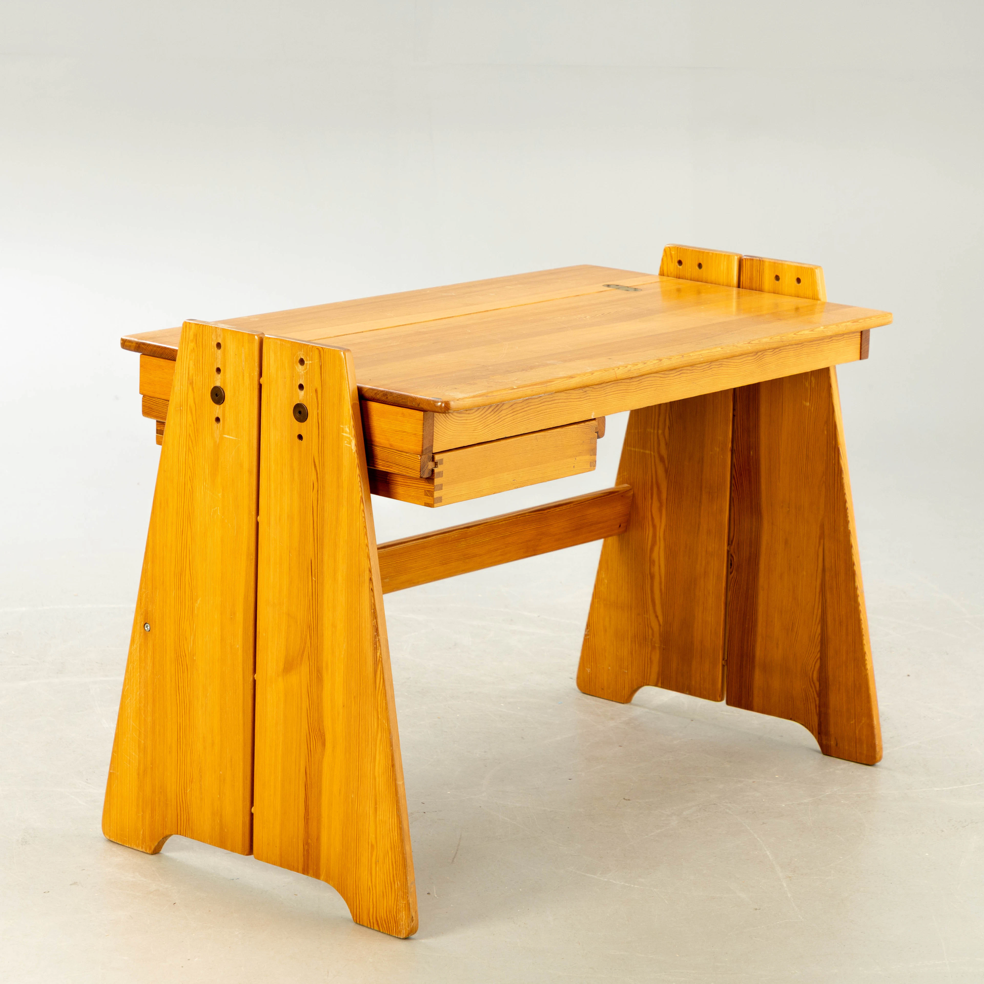 GILBERT MARKLUND. Furusnickarn Ab., Schreibtisch, Kiefer, 1970er Jahre