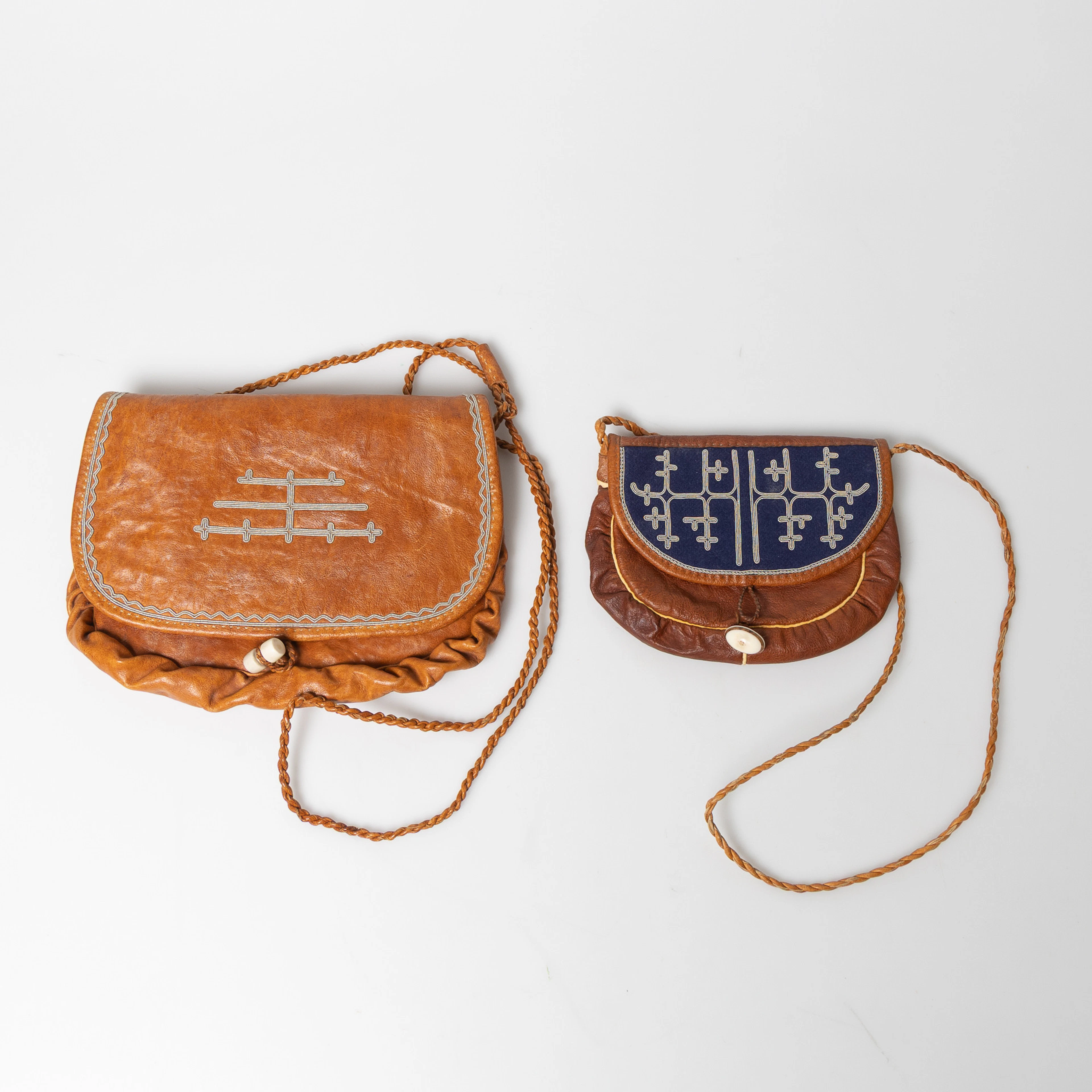 VÄSKOR, 2 stycken, dekor med silvertråd och renskinn, omkring 1900-talets mitt.