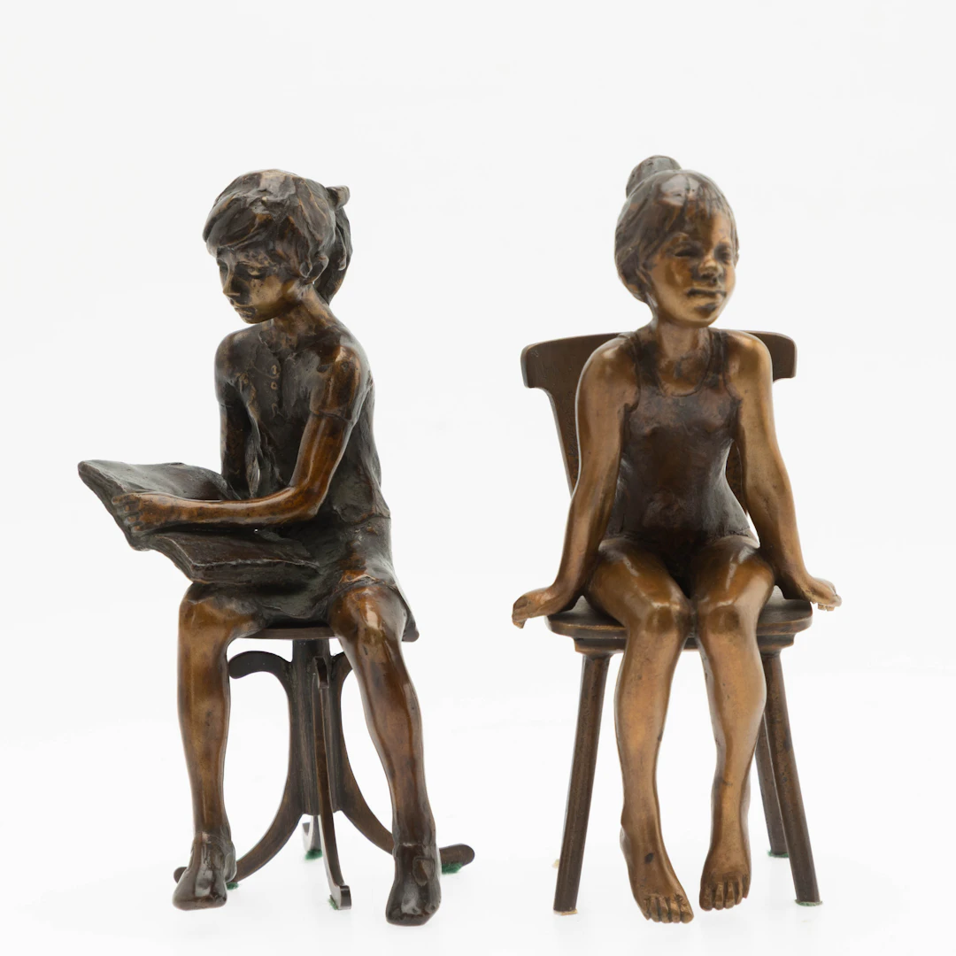 LÁSZLÓ KUTAS (1936-2023). 2 Bronzen: 'Lesendes Kind' und 'Mädchen