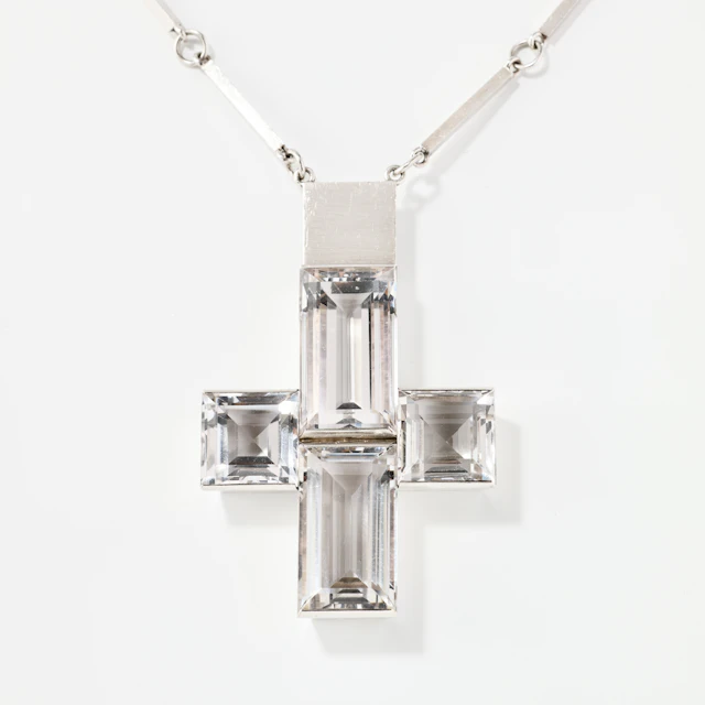 WIWEN NILSSON. Hänge med kedja, sterlingsilver och bergkristall, Lund 1946.