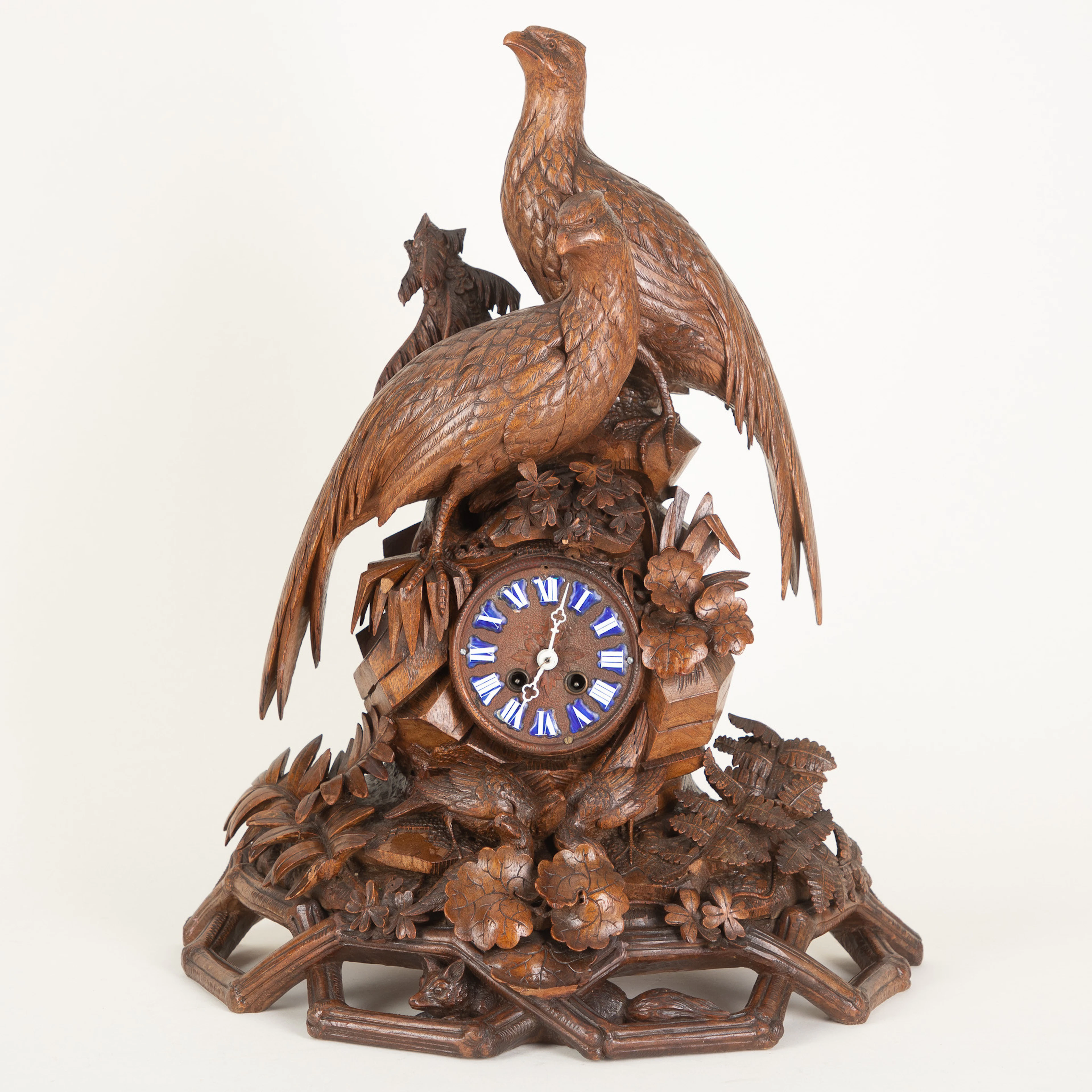 Jagd-Pendule, beschnitztes Holz, Schwarzwald/Schweiz, um 1895.