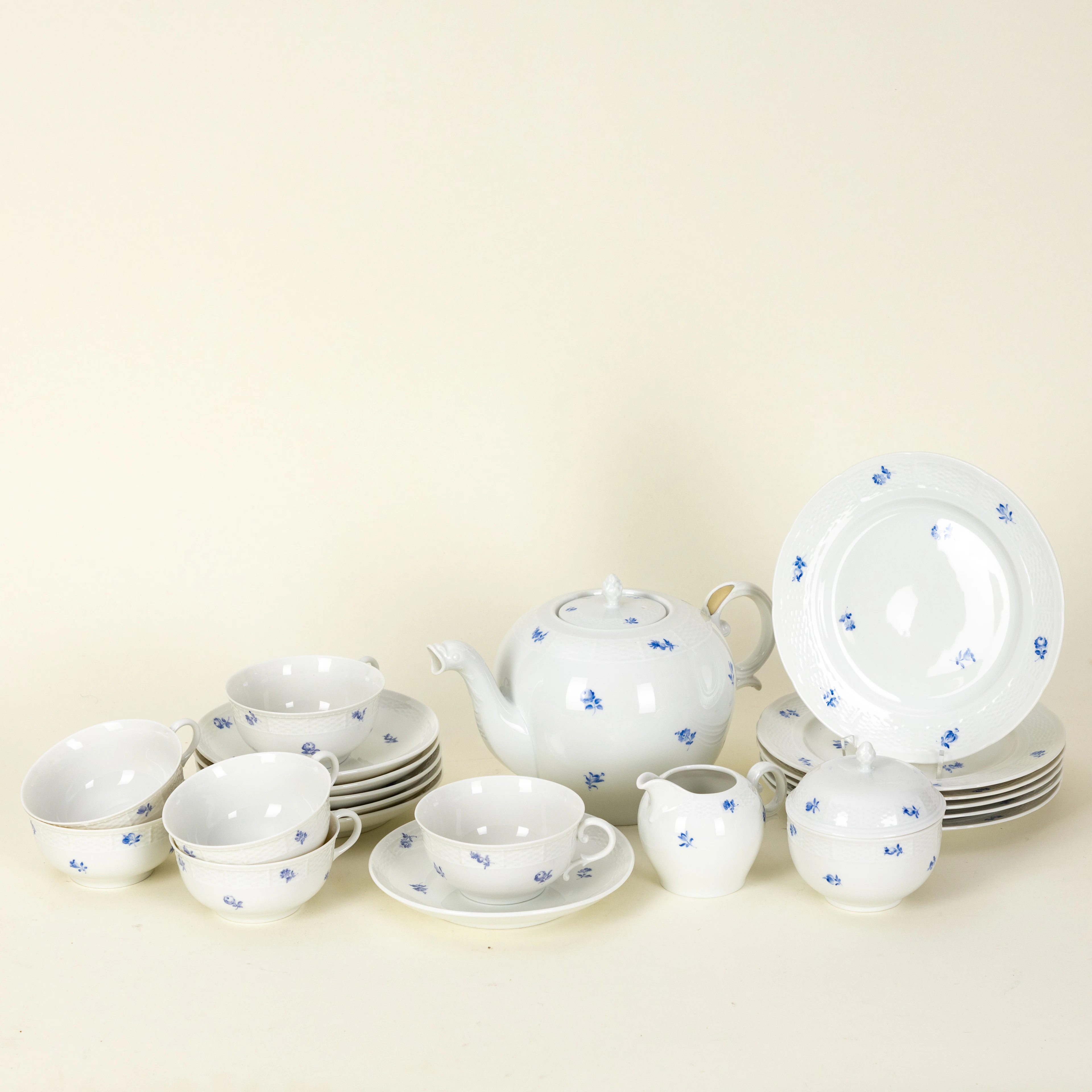 YMPHENBURG. Teeservice, Form Korb mit Streublumen, Deutschland, 2.