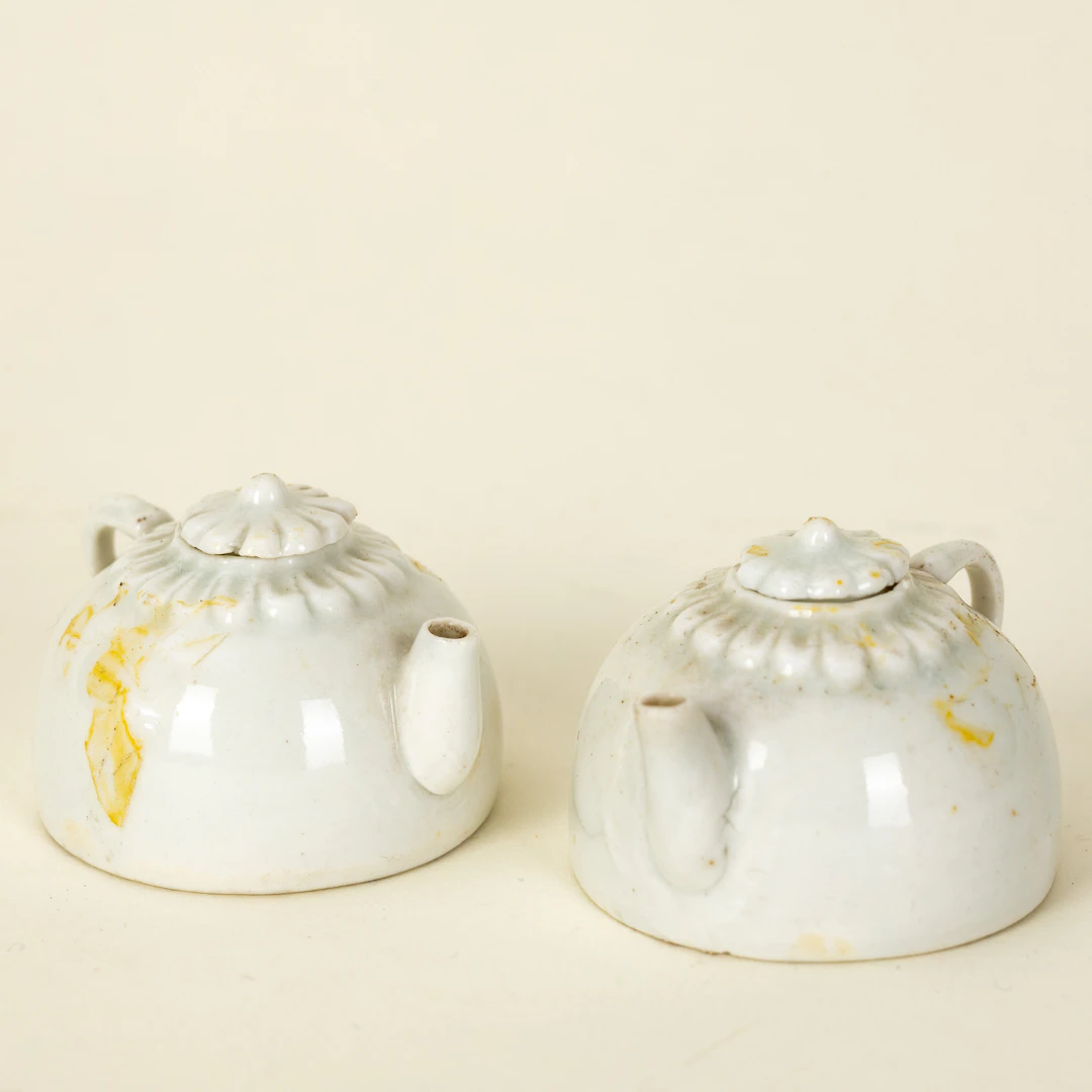 Zwei Wassertropfer mit Chrysanthemen-Dekor, China, Yuan / Ming-Dynastie.