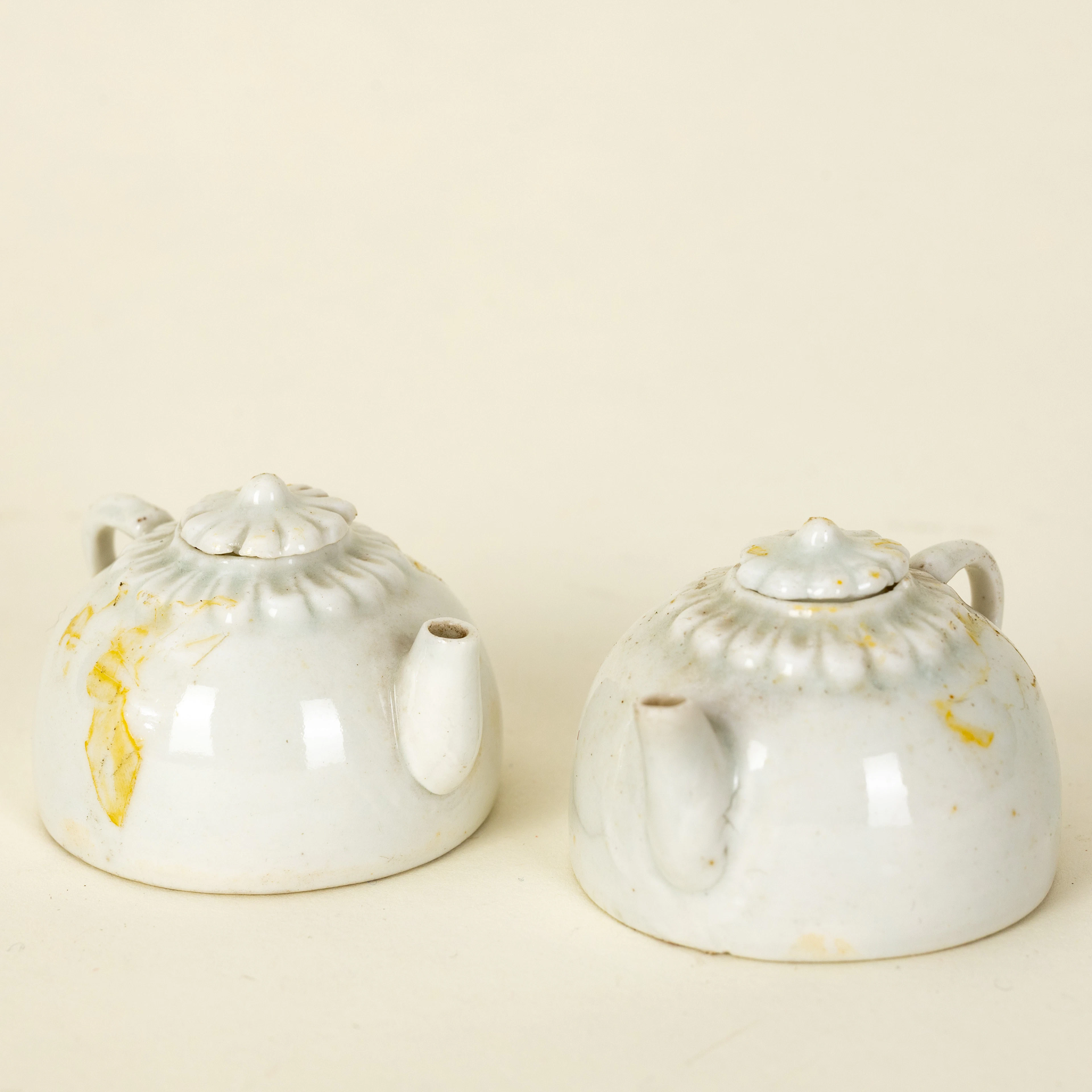 Zwei Wassertropfer mit Chrysanthemen-Dekor, China, Yuan / Ming-Dynastie.