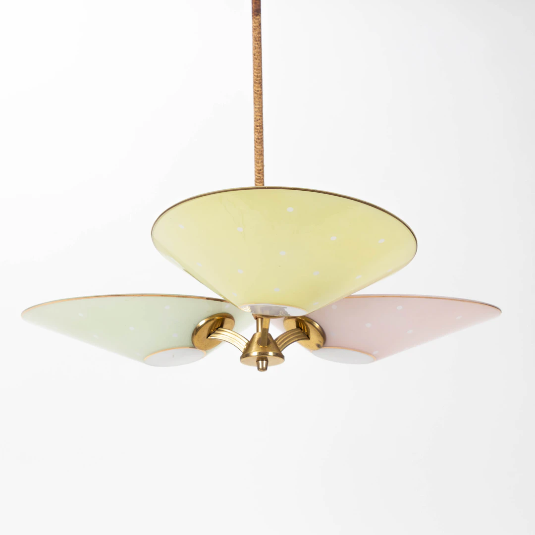 Deckenlampe mit drei Glasschirmen, 1940-1950er Jahre.