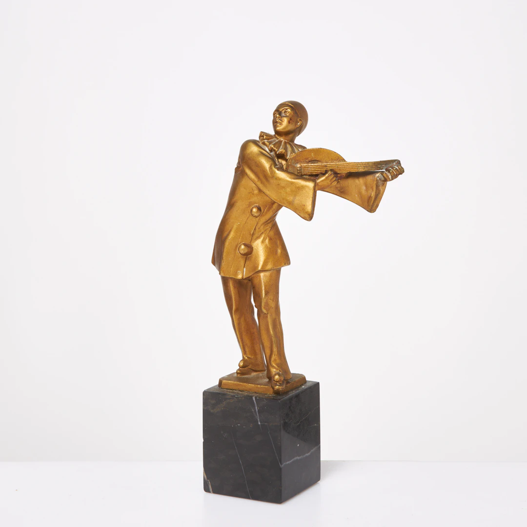 OTTO SCHMIDT-HOFER. Skulptur med mandolin, brons, på stensockel, signerad.