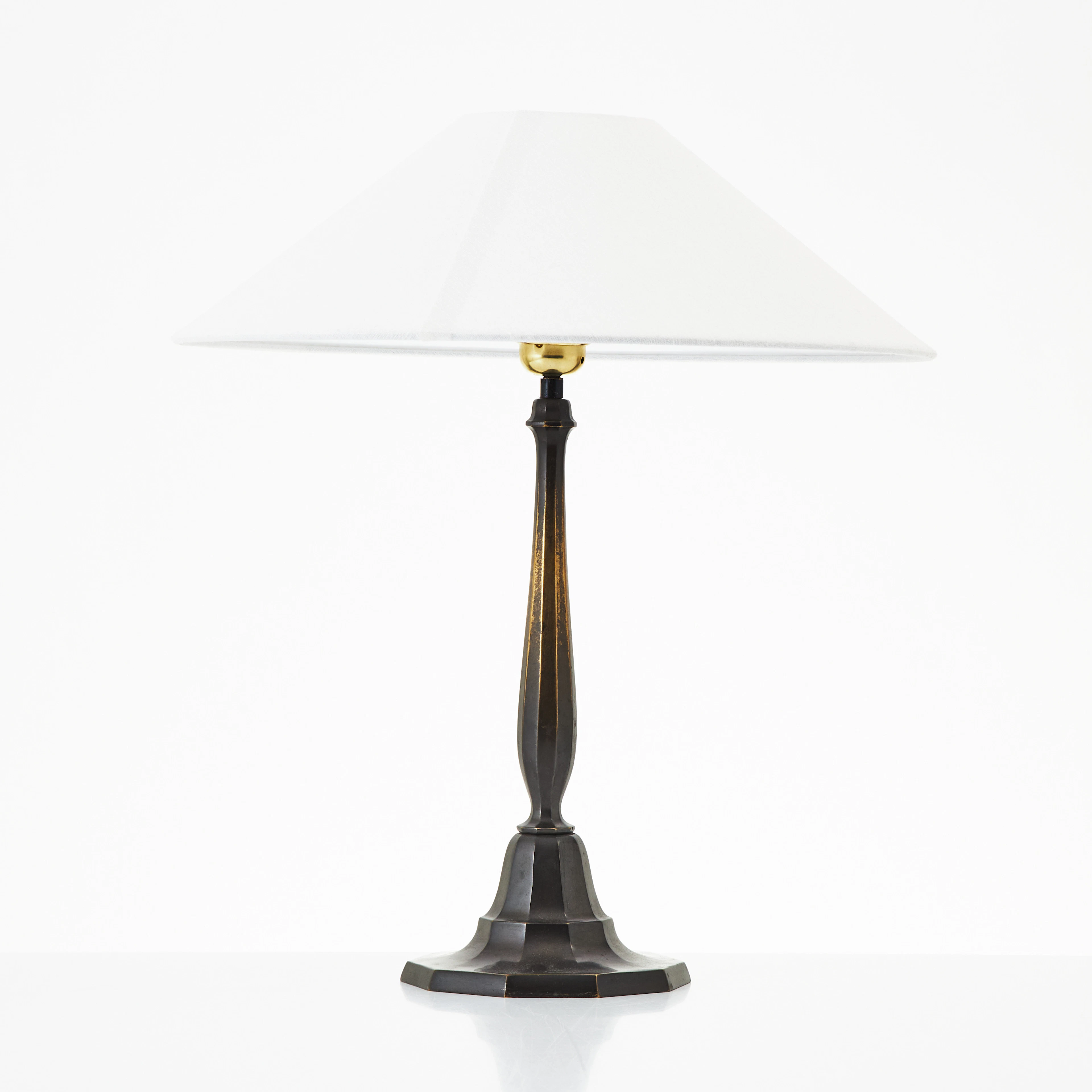 ELIS BERGH. TILLSKRIVEN. Bordslampa, Herman Bergmans Konstgjuteri