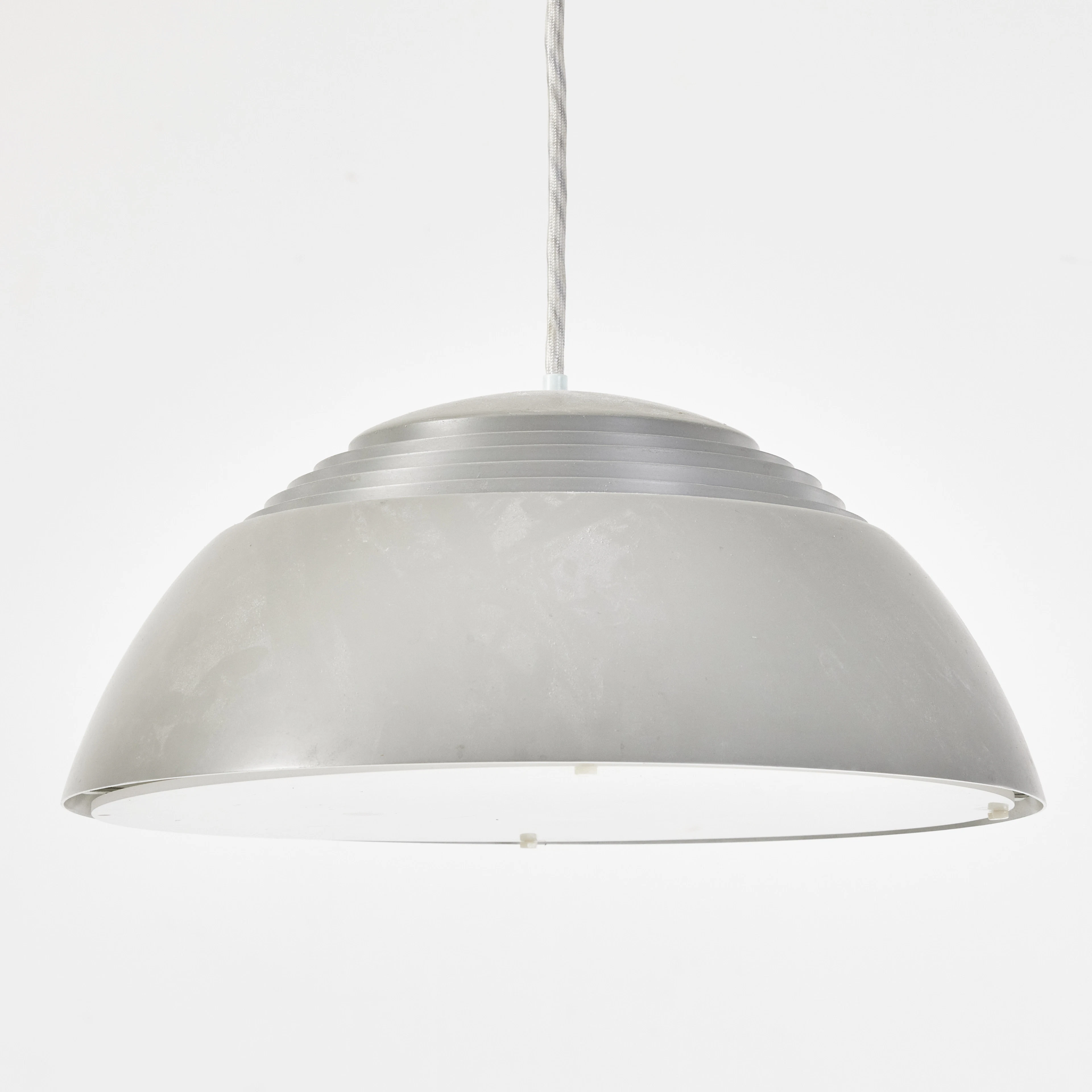 ARNE JACOBSEN. Taklampa, AJ-pendel, liten, Louis Poulsen.