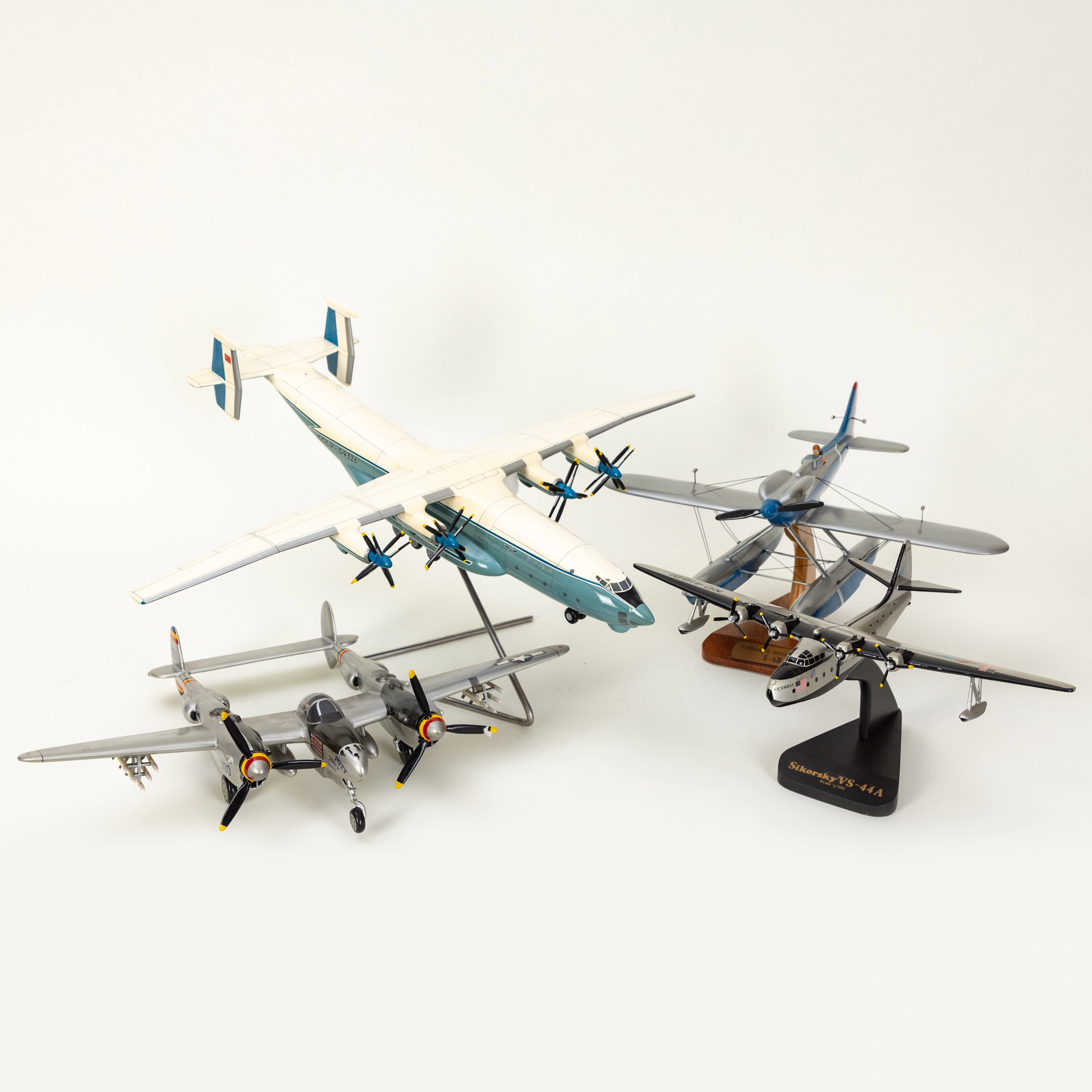 Vier kleine Flugzeugsmodelle / Standmodelle, Marineflieger (4).