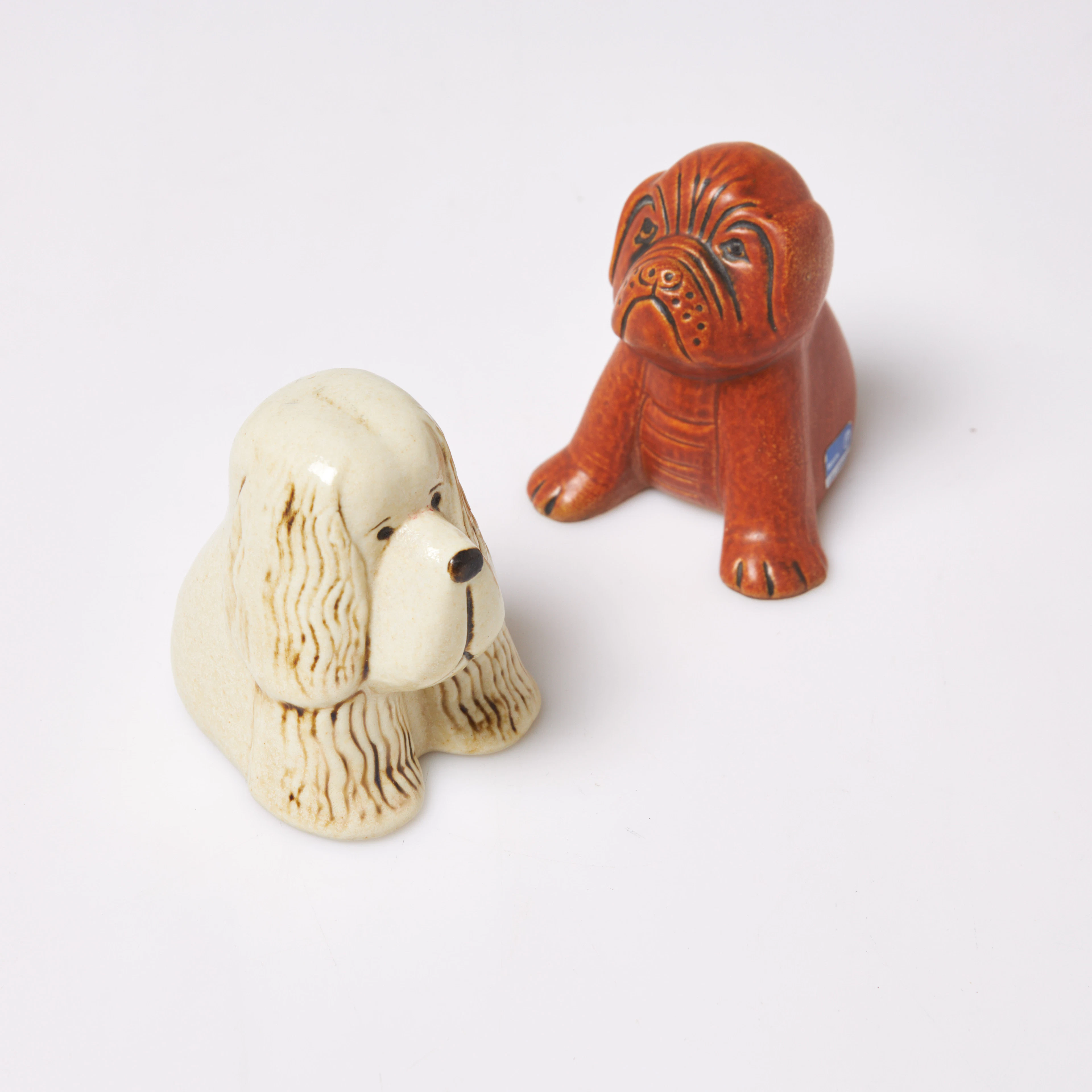 LISA LARSON. Figuriner, 2 st, spaniel och boxer, delvis etikettmärkt
