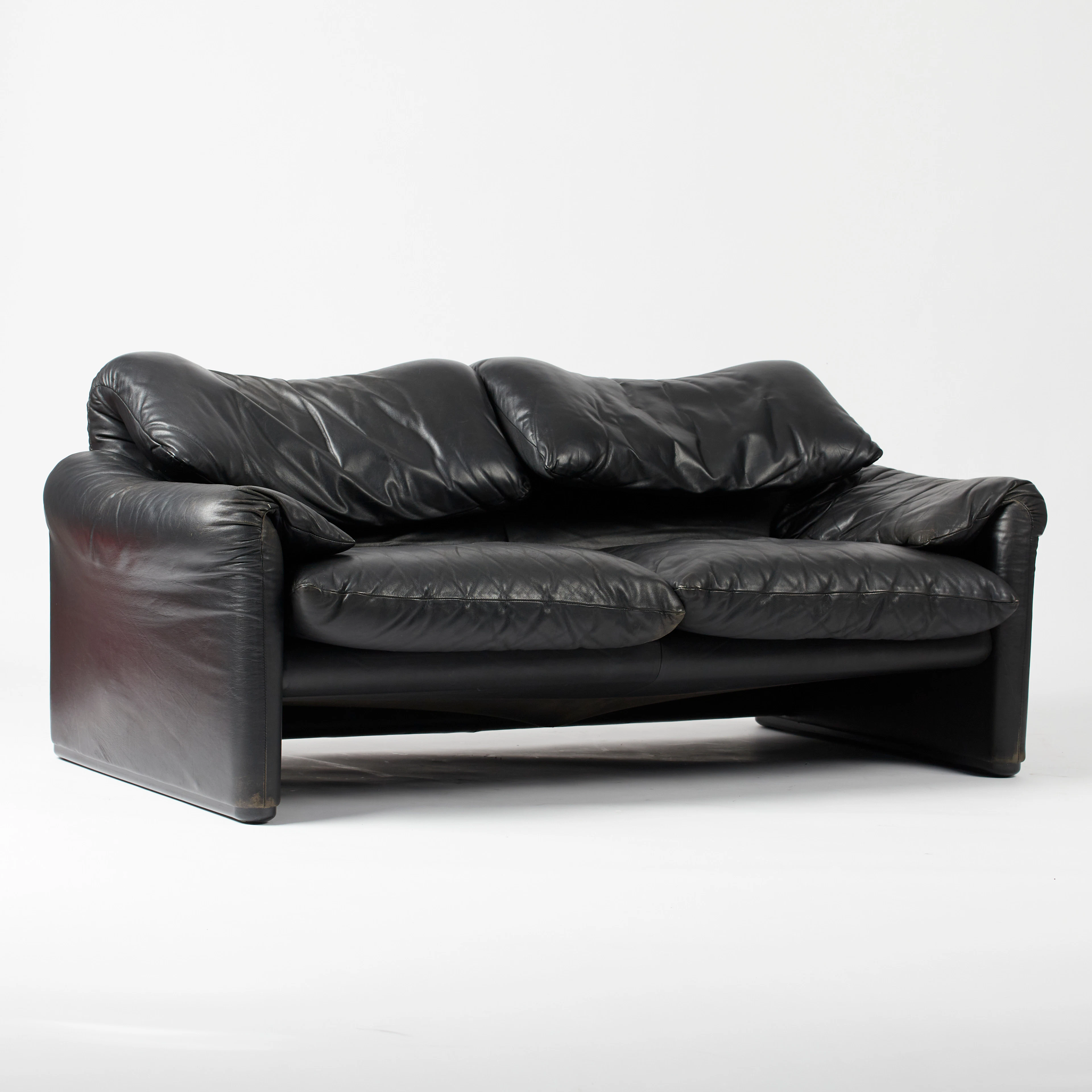 VICO MAGISTRETTI. Cassina, Zweisitzer-Sofa / Couch, Modell 'Maralunga'