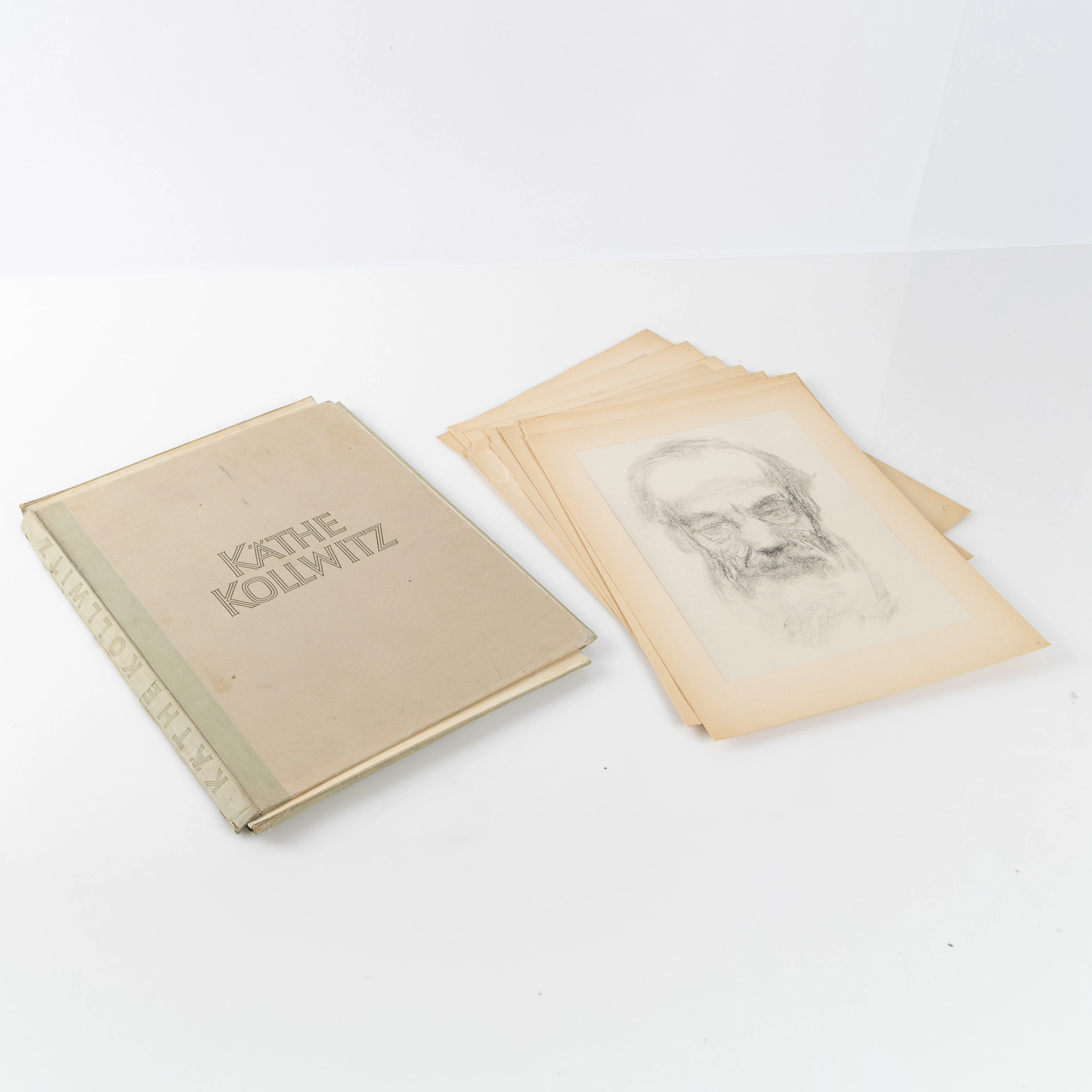 KÄTHE KOLLWITZ. Mapp med 9 grafiska blad, signerade i trycket, Gebr.