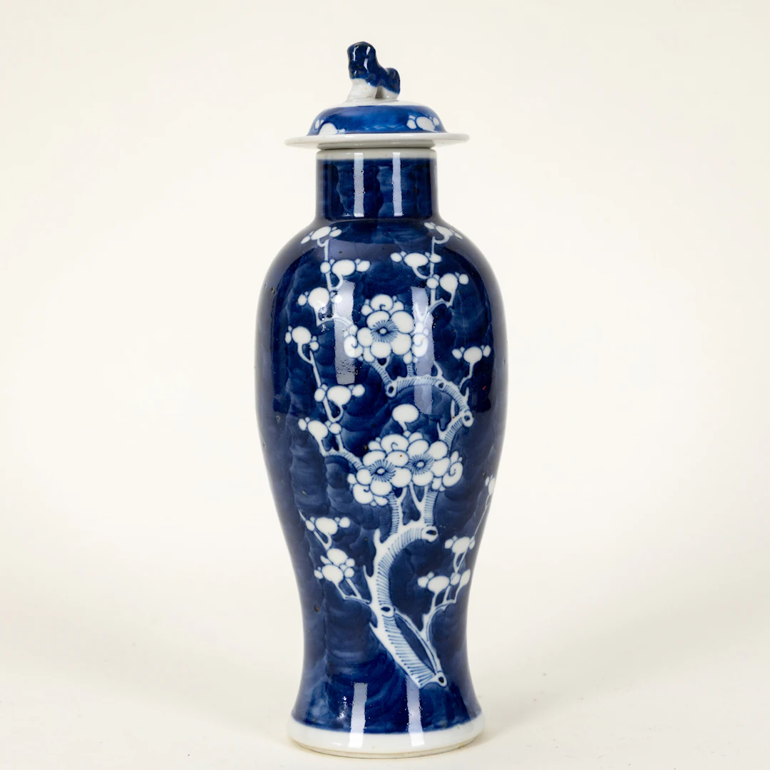 Blau-weiße Deckelvase, China, Guangxu-Zeit.