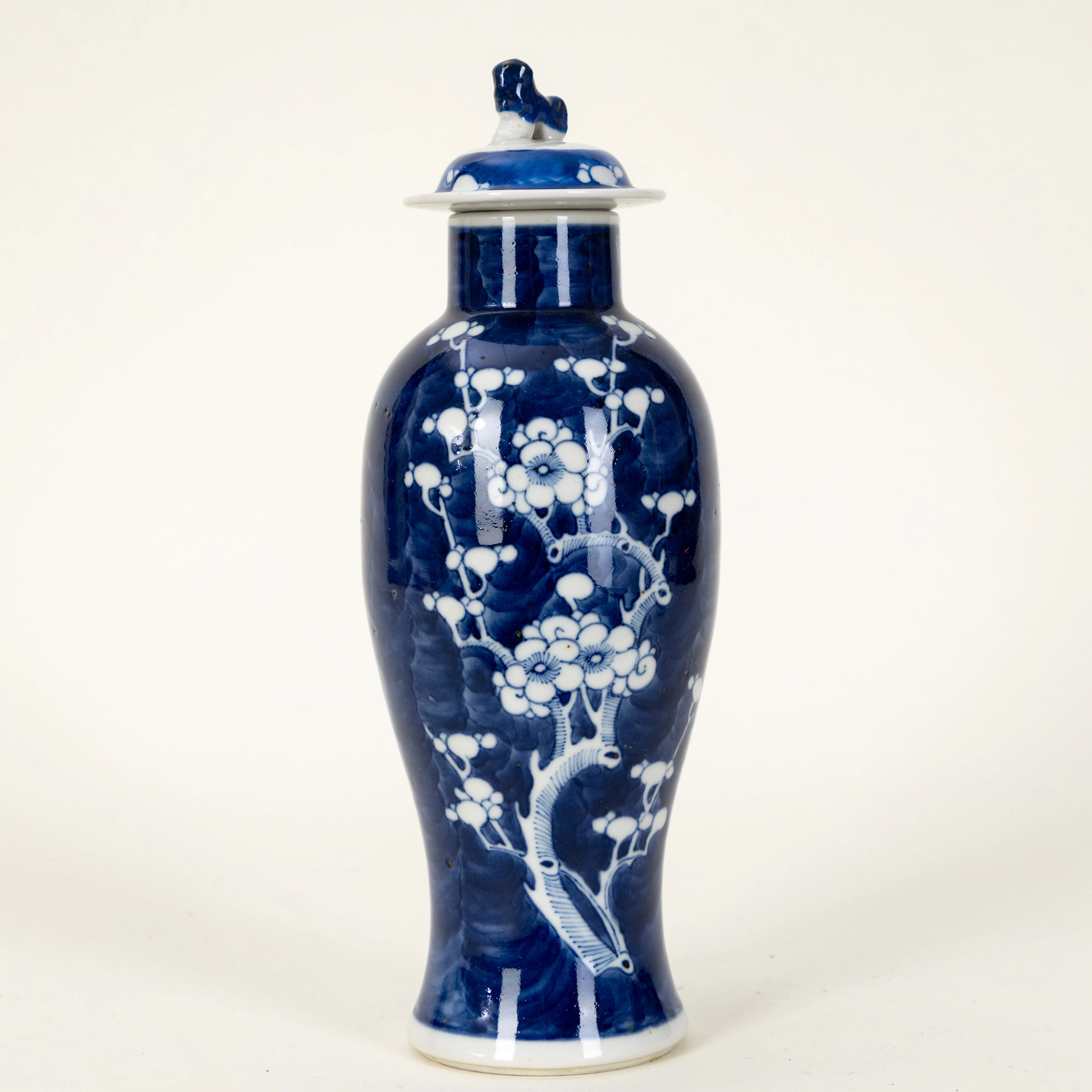 Blau-weiße Deckelvase, China, Guangxu-Zeit.