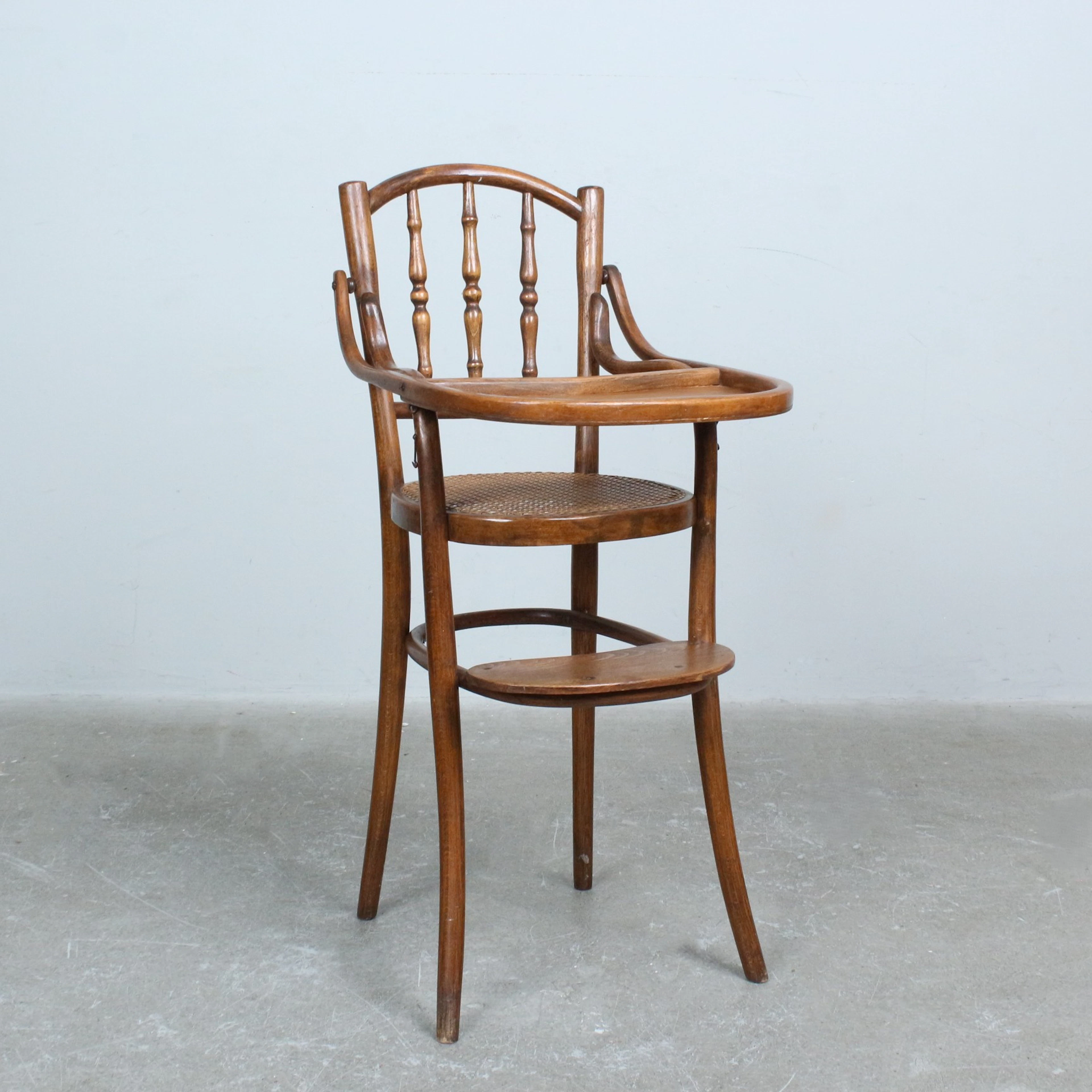 THONET. Jugendstil Kinderhochstuhl, Buchenholz, Spätes 19. bis frühes