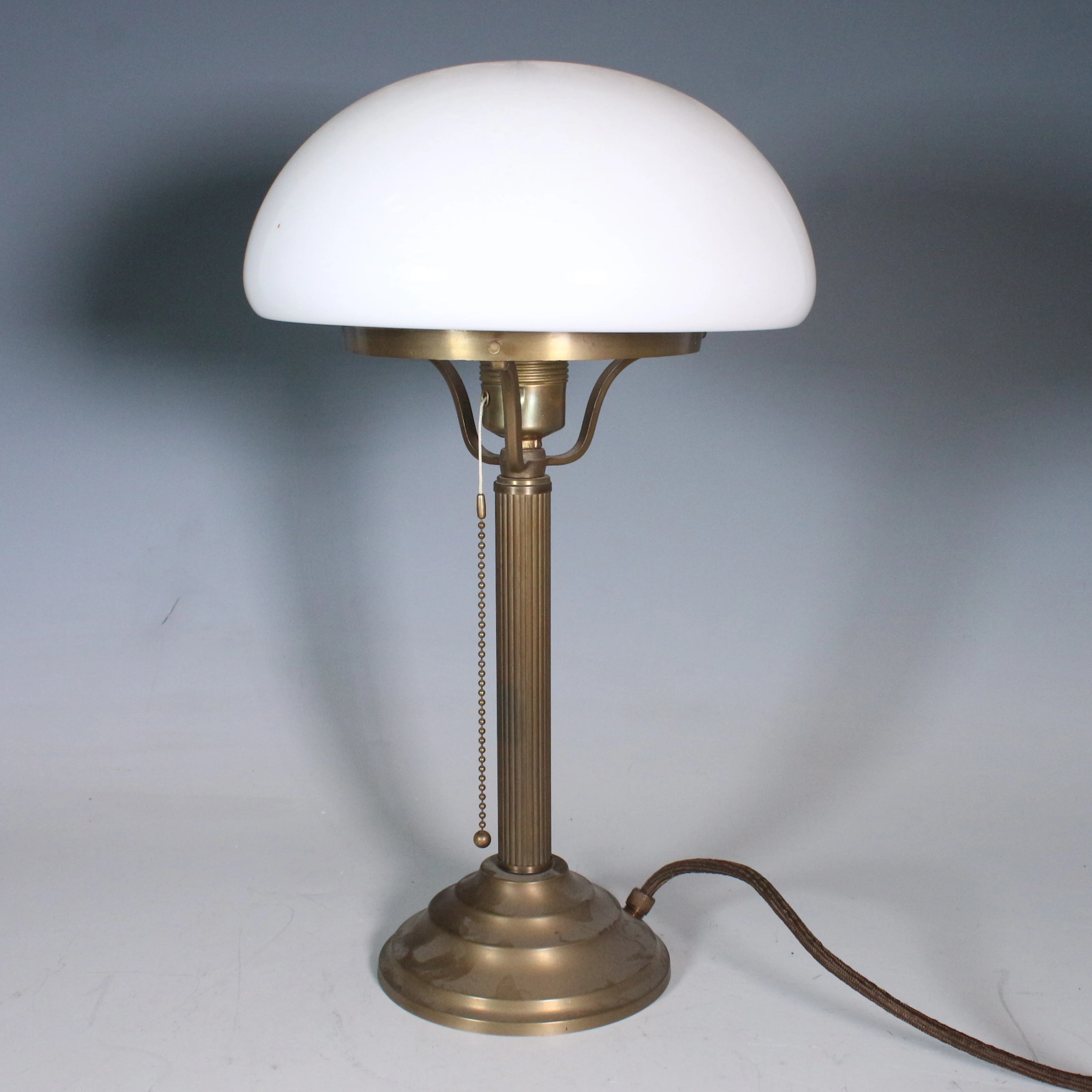 BERLINER MESSINGLAMPEN GMBH. Jugendstil-Pilzleuchte aus Messing und Opalglas.