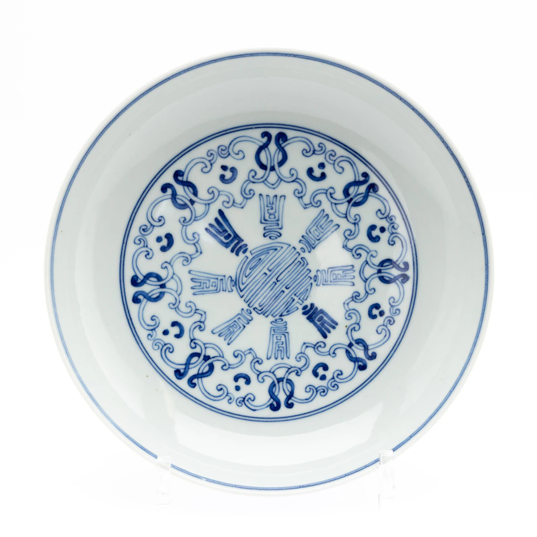Blau-weißer Teller mit Shou-Zeichen, Qianlong-Marke, Mitte der Qing-Dynastie.