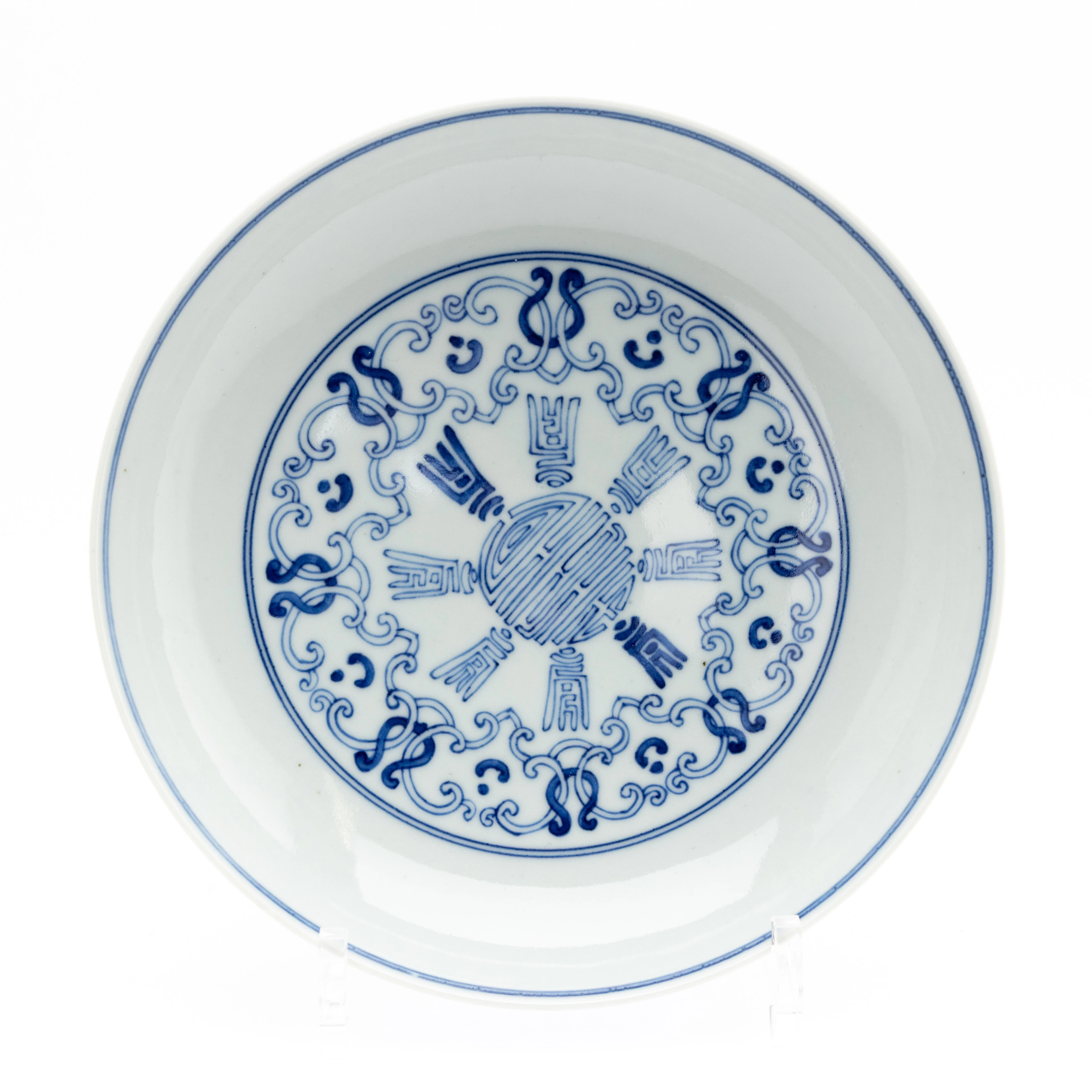 Blau-weißer Teller mit Shou-Zeichen, Qianlong-Marke, Mitte der Qing-Dynastie.