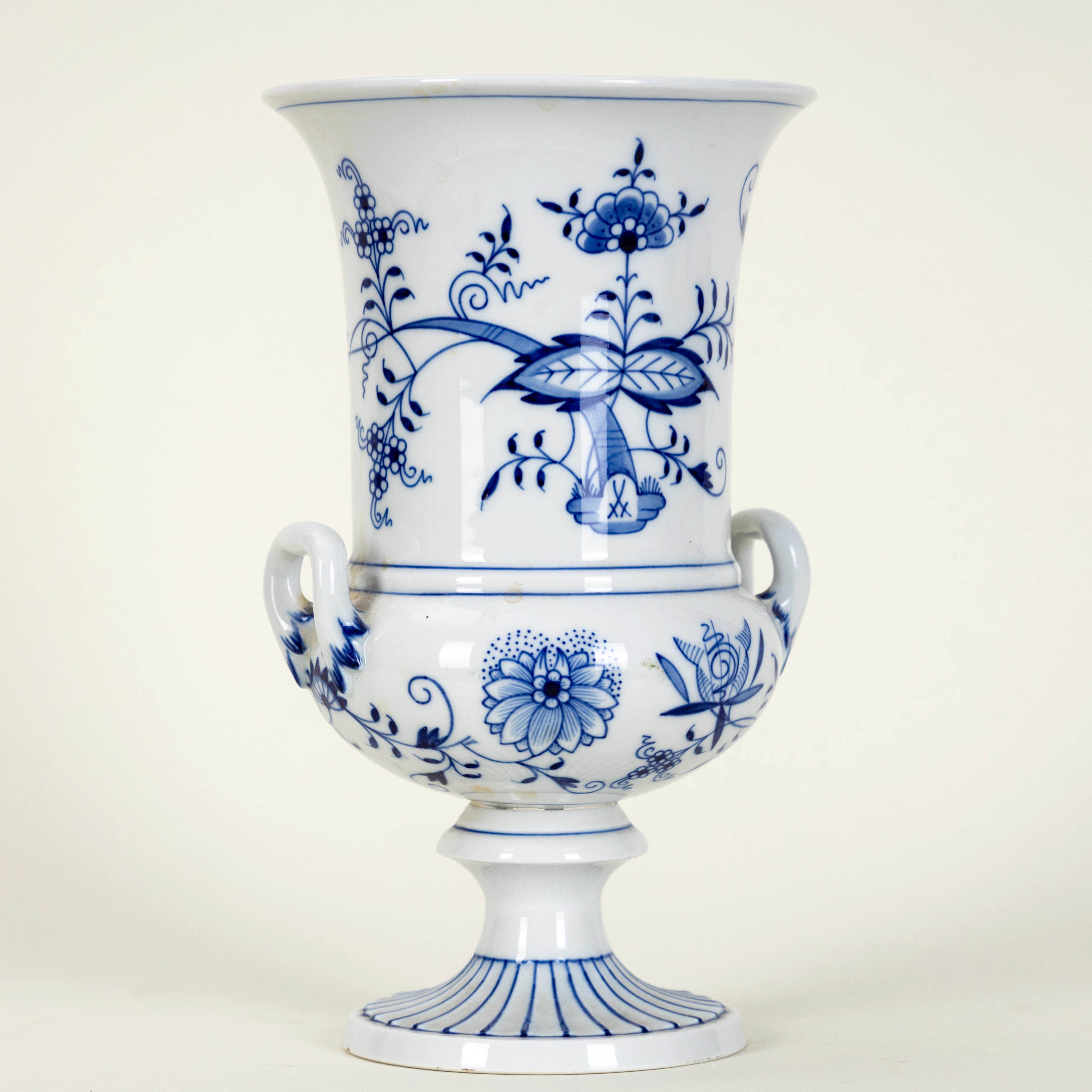 MEISSEN. Kratervase mit Zwiebelmuster, 2. Hälfte 20. Jh.