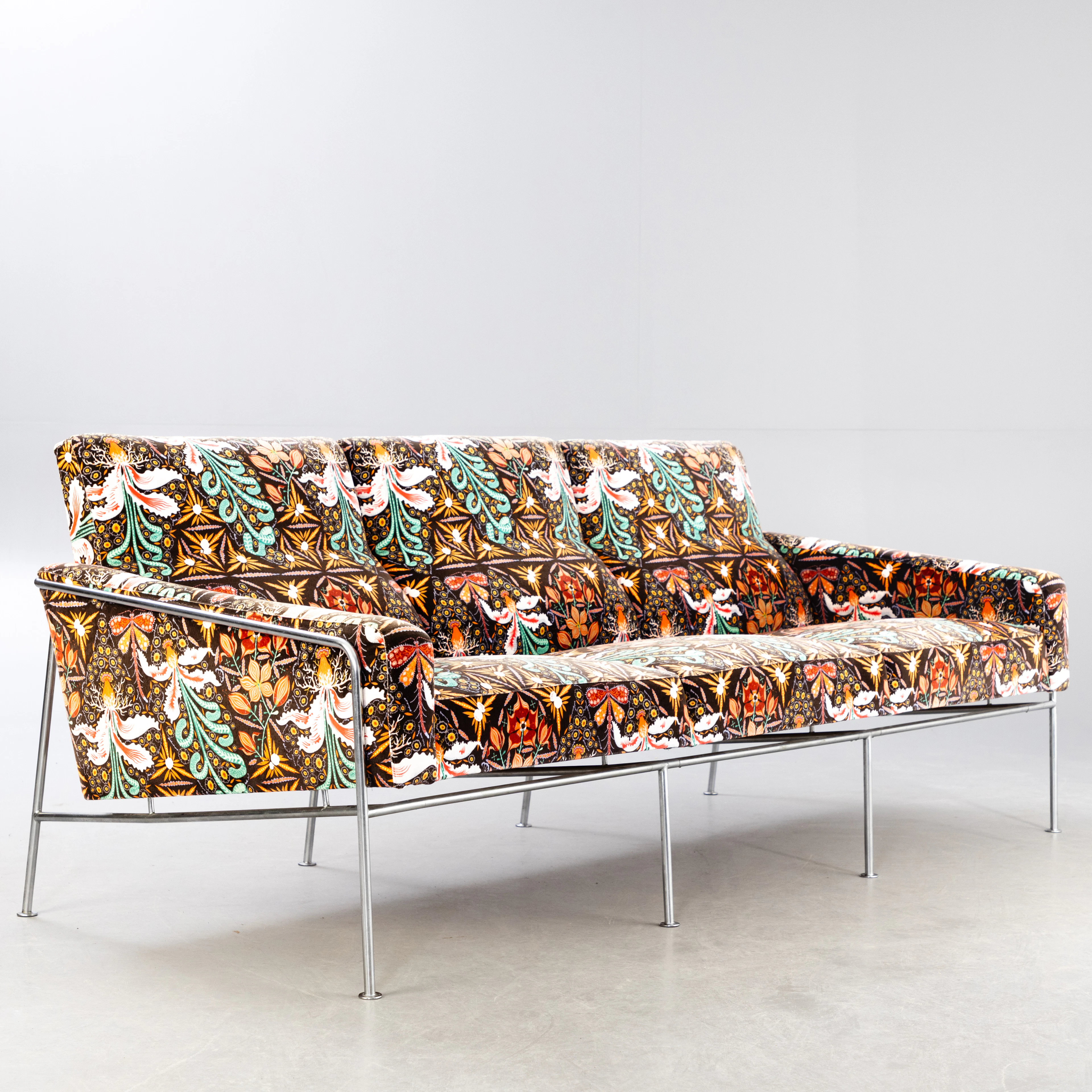 ARNE JACOBSEN. Sofa 'Airport' mit Bezug von Klaus Haapaniemi.