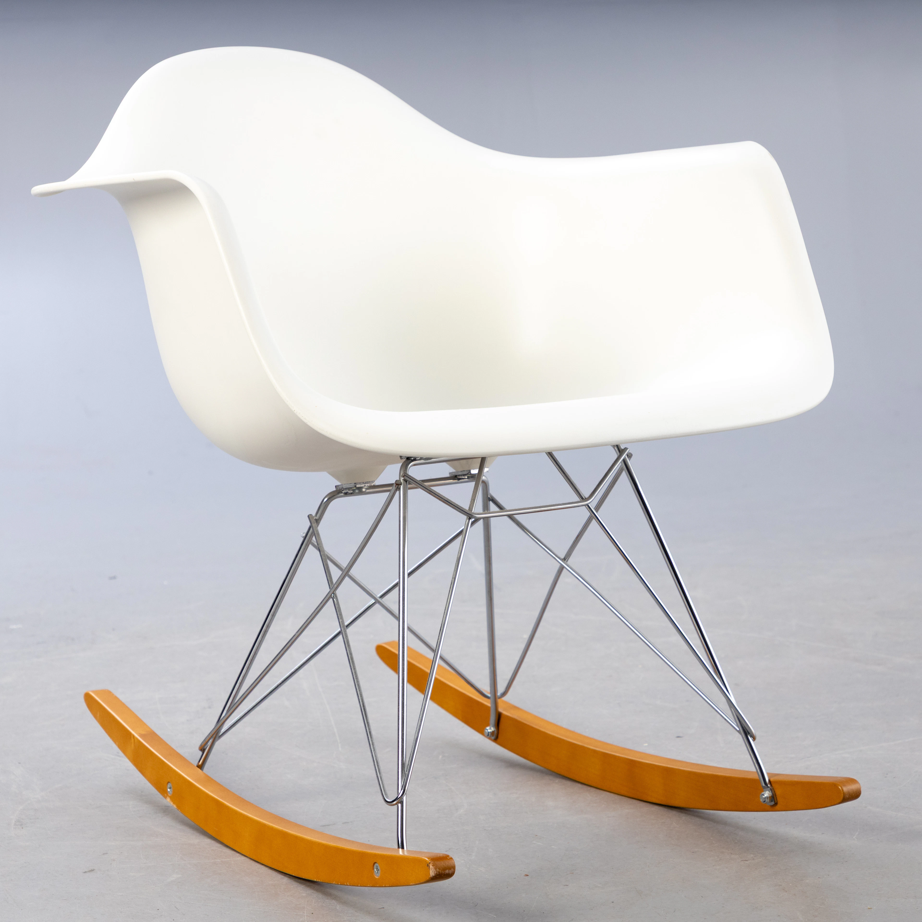 CHARLES & RAY EAMES. Vitra. Schaukelstuhl 'RAR', 2018.