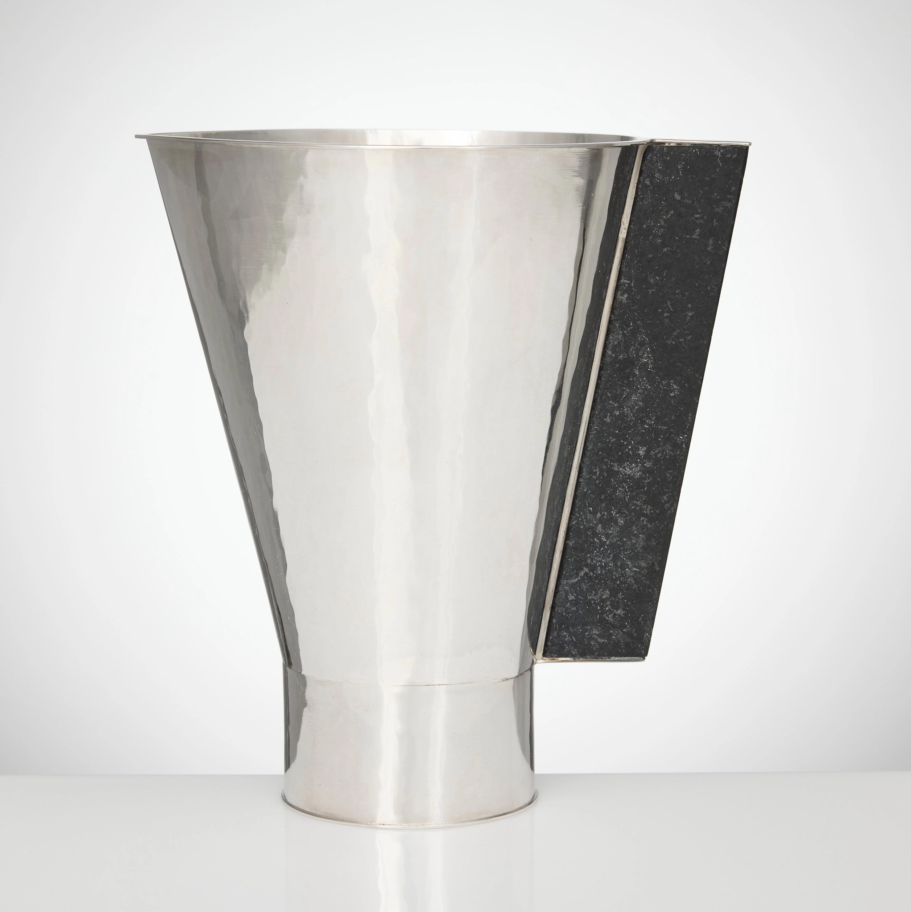 BO KLEVERT. Kanna, sterlingsilver och diabas, Stockholm 2008.