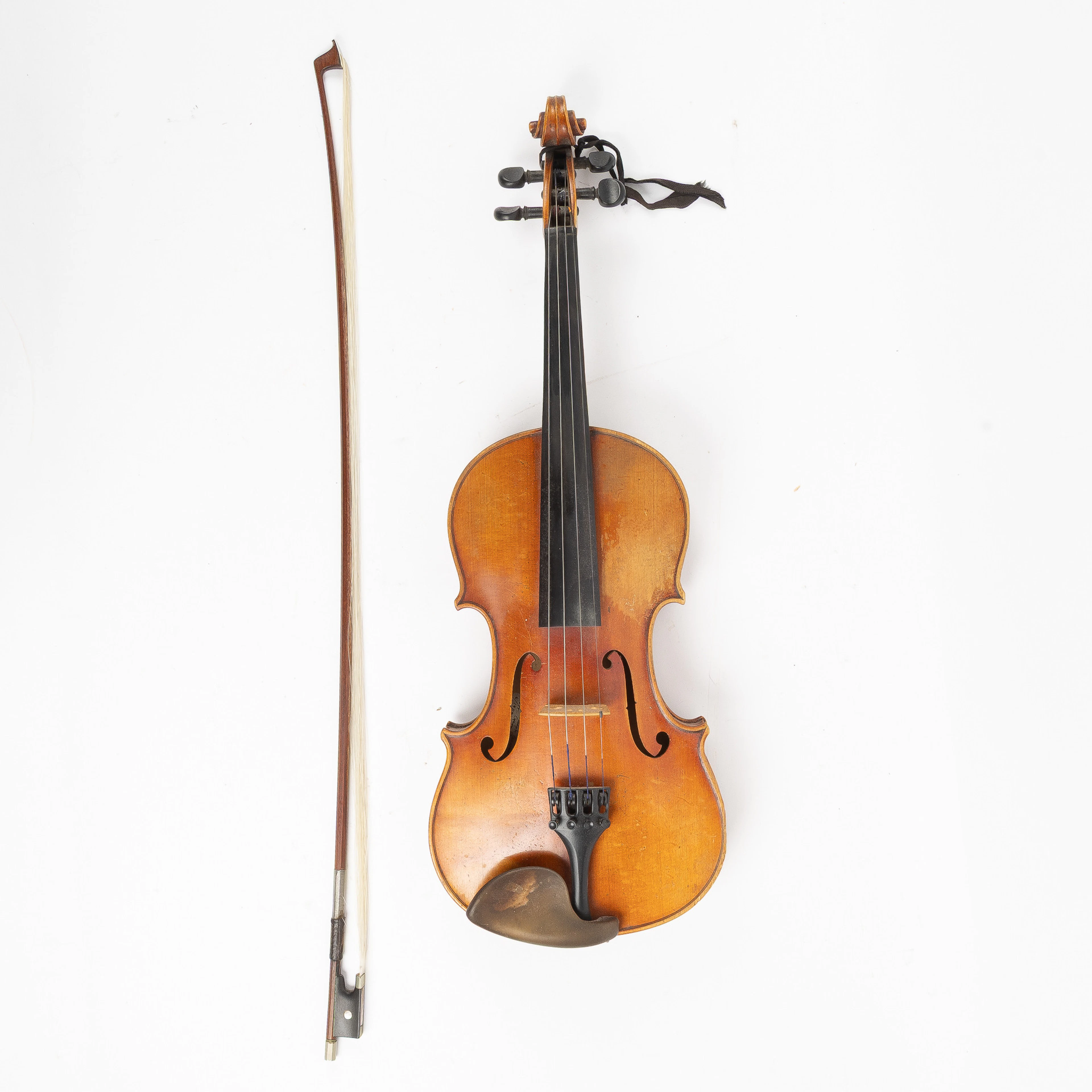 VIOLIN samt stråke, 4/4, modell efter Guarnieri, Violinbyggare Geon