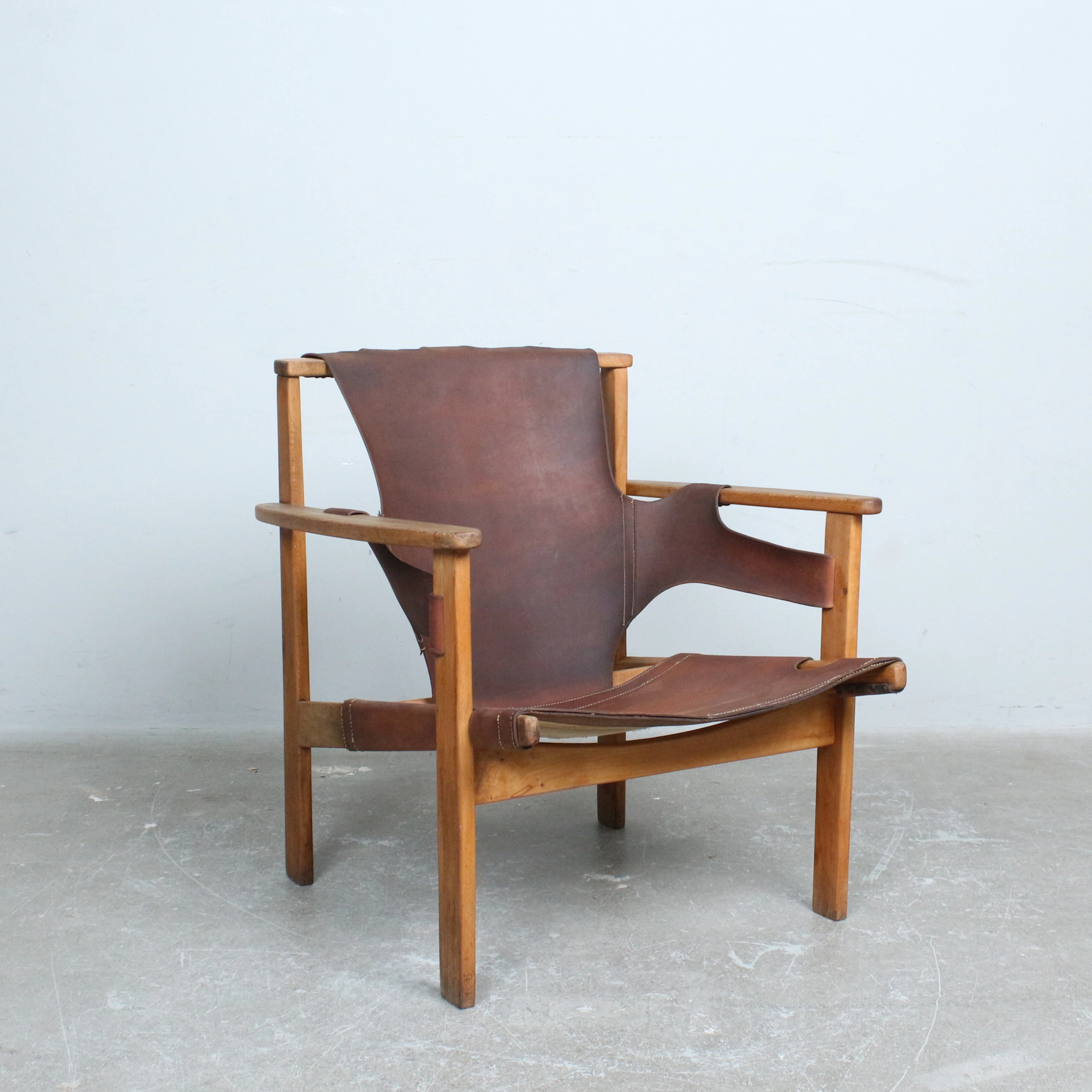 CARL-AXEL ACKING. Sessel, Modell „Trienna “ , Eiche, Leder, Entwurf 1957.
